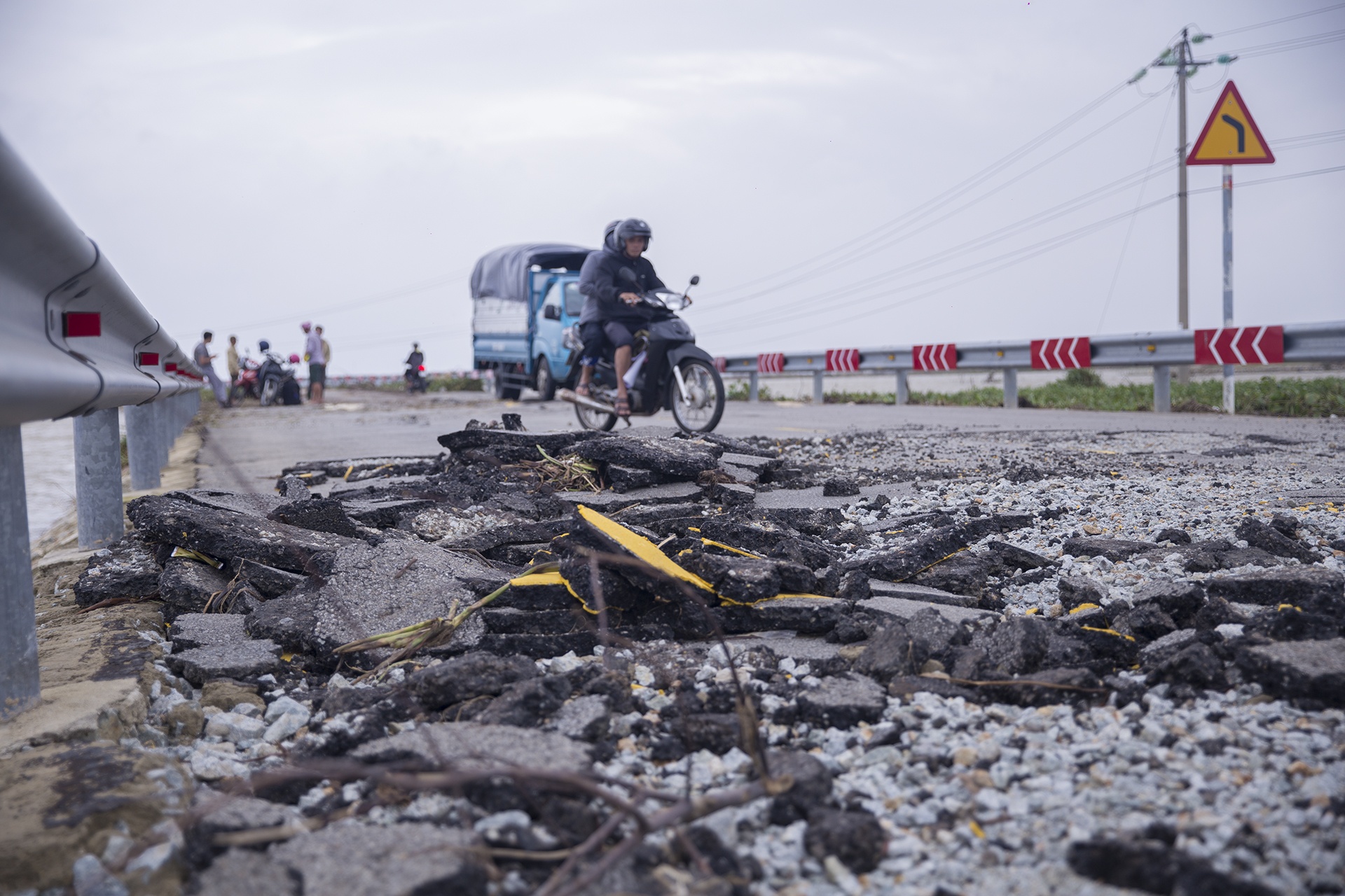 Quoc lo 49B hu hong nghiem trong anh 4