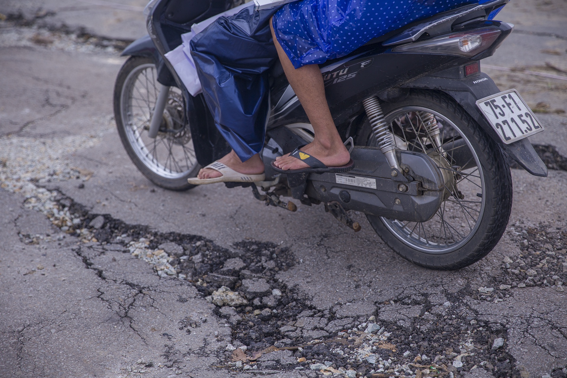 Quoc lo 49B hu hong nghiem trong anh 7