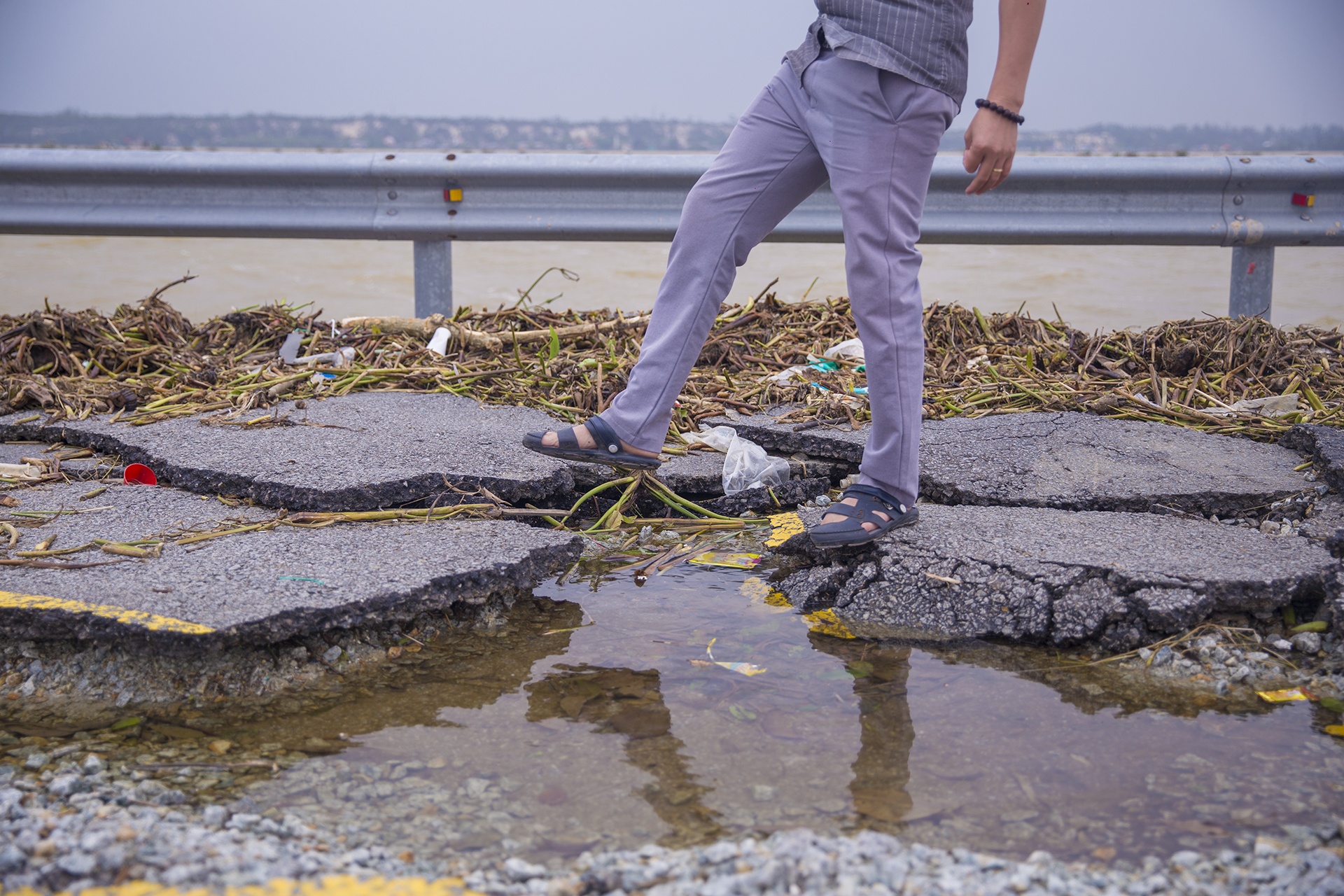 Quoc lo 49B hu hong nghiem trong anh 8