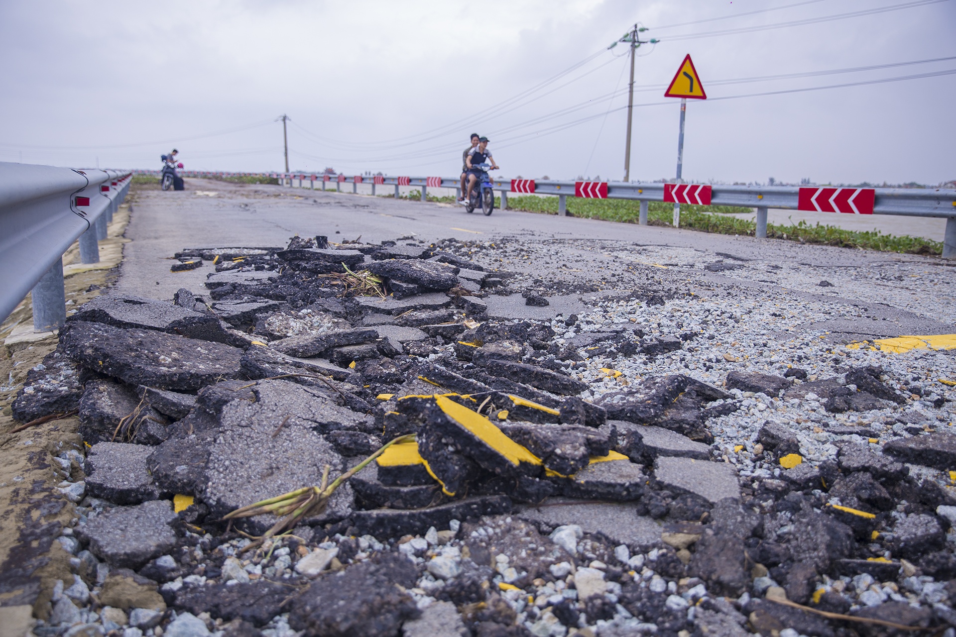 Quoc lo 49B bong troc tung mang lon hinh anh