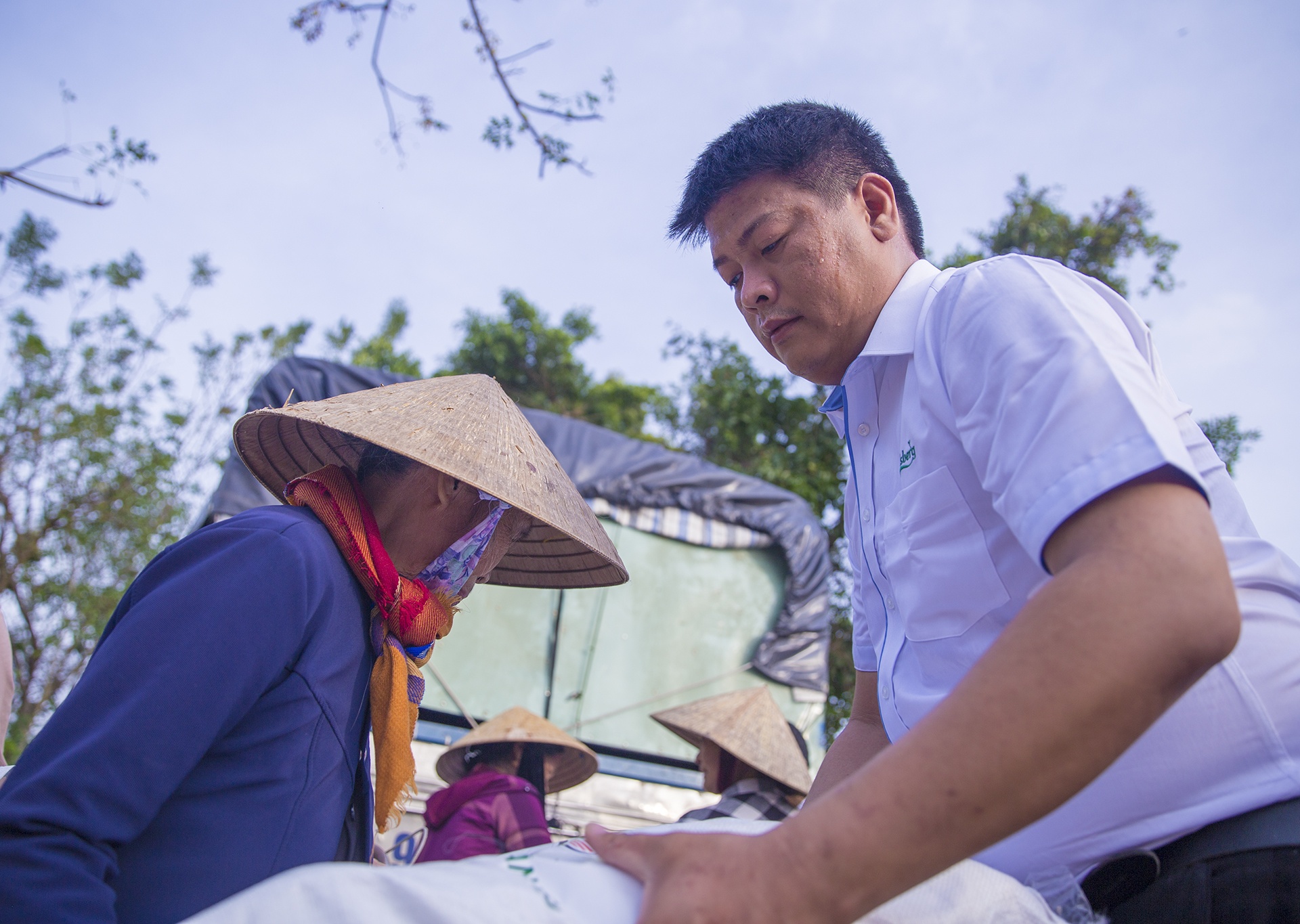 Mang yeu thuong den vung ron lu hinh anh