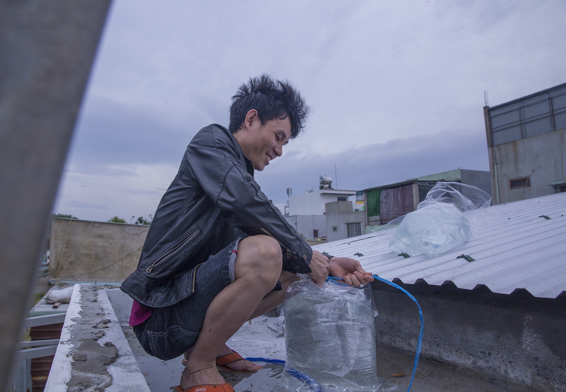 Nguoi Da Nang chong toc mai bang tui nuoc hinh anh