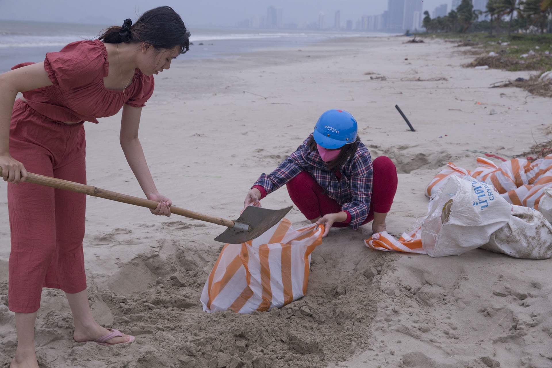 Dan Da Nang gia co nha cua tranh bao anh 5