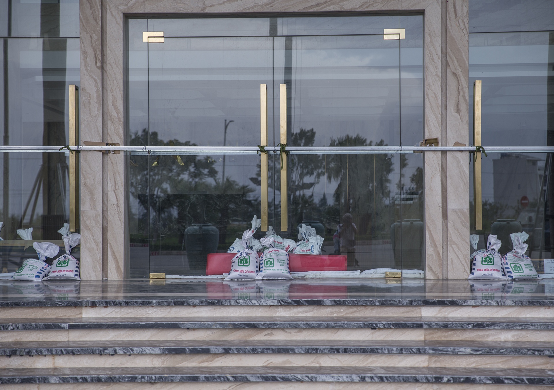 Dan Da Nang gia co nha cua tranh bao anh 7