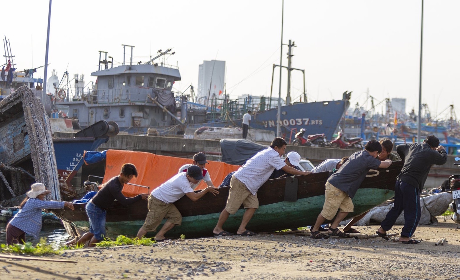 Dan Da Nang phong chong bao so 9 anh 2