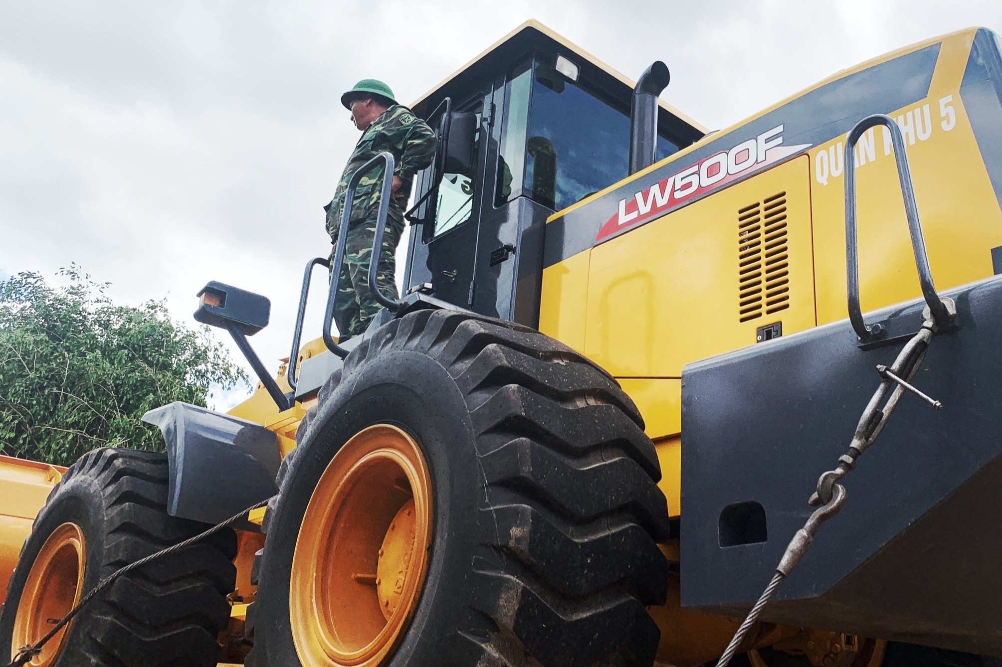 Quan doi mo duong vao vung sat lo vui lap 53 nguoi hinh anh