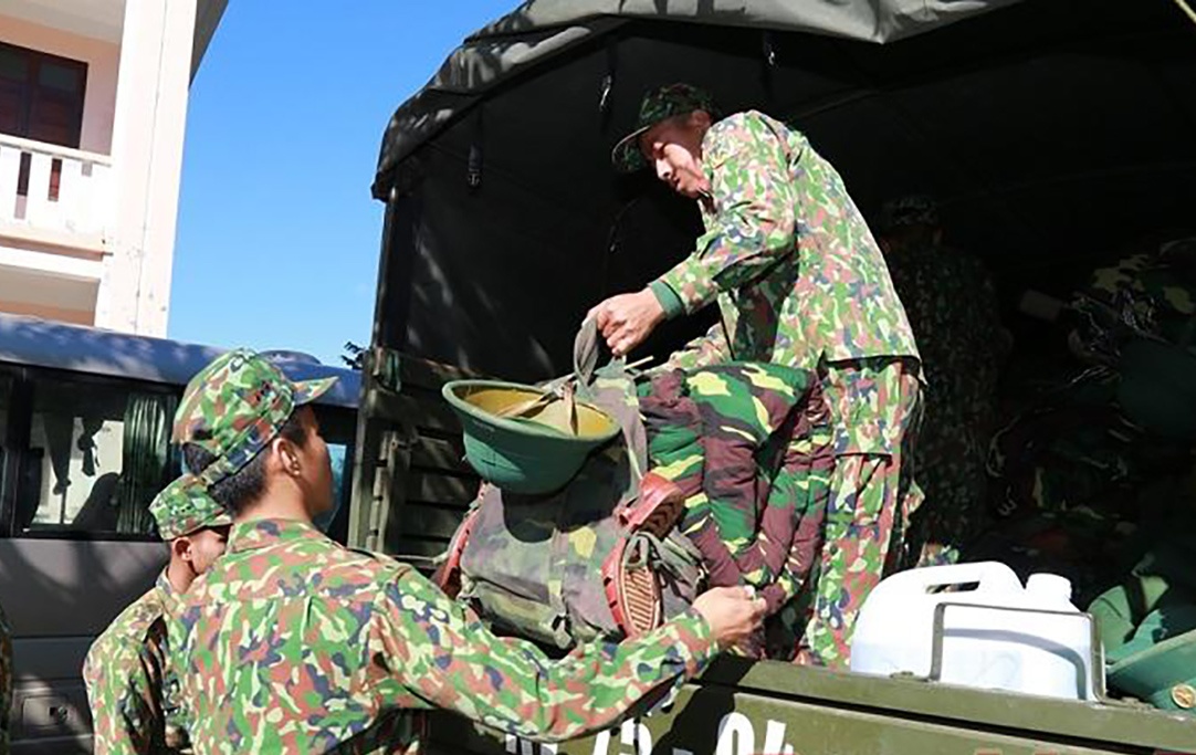 Quan doi hanh quan xuyen dem den hien truong sat lo o Quang Nam hinh anh