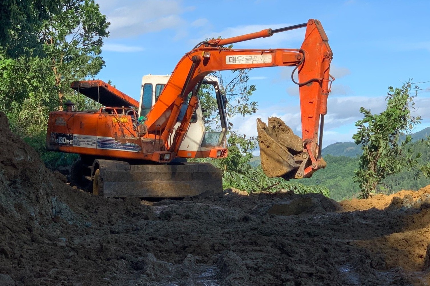 Ca nha Bi thu xa Tra Leng mat lien lac sau vu sat lo o Quang Nam hinh anh