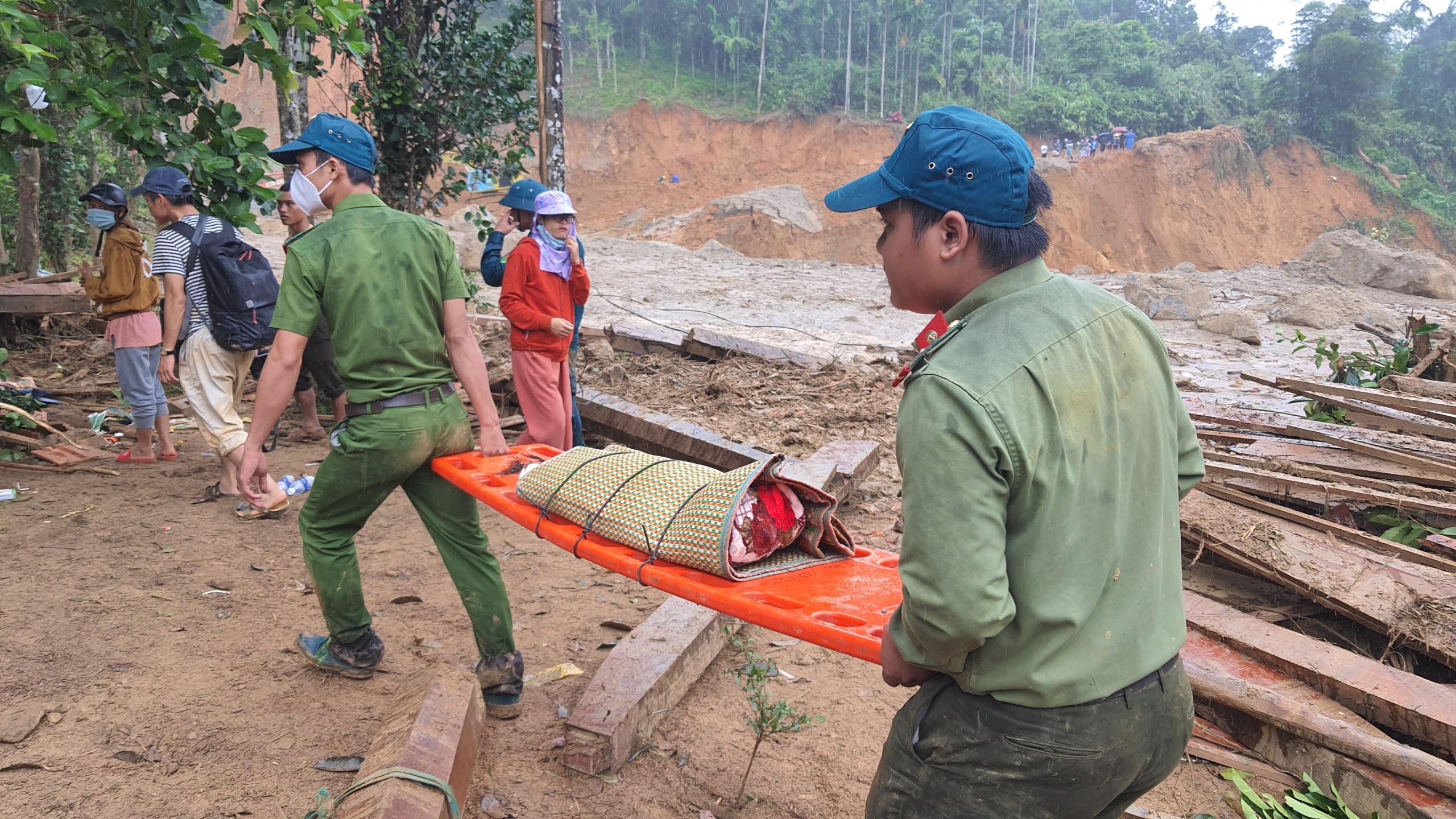 Them 1 vu sat lo o xa Tra Mai anh 1