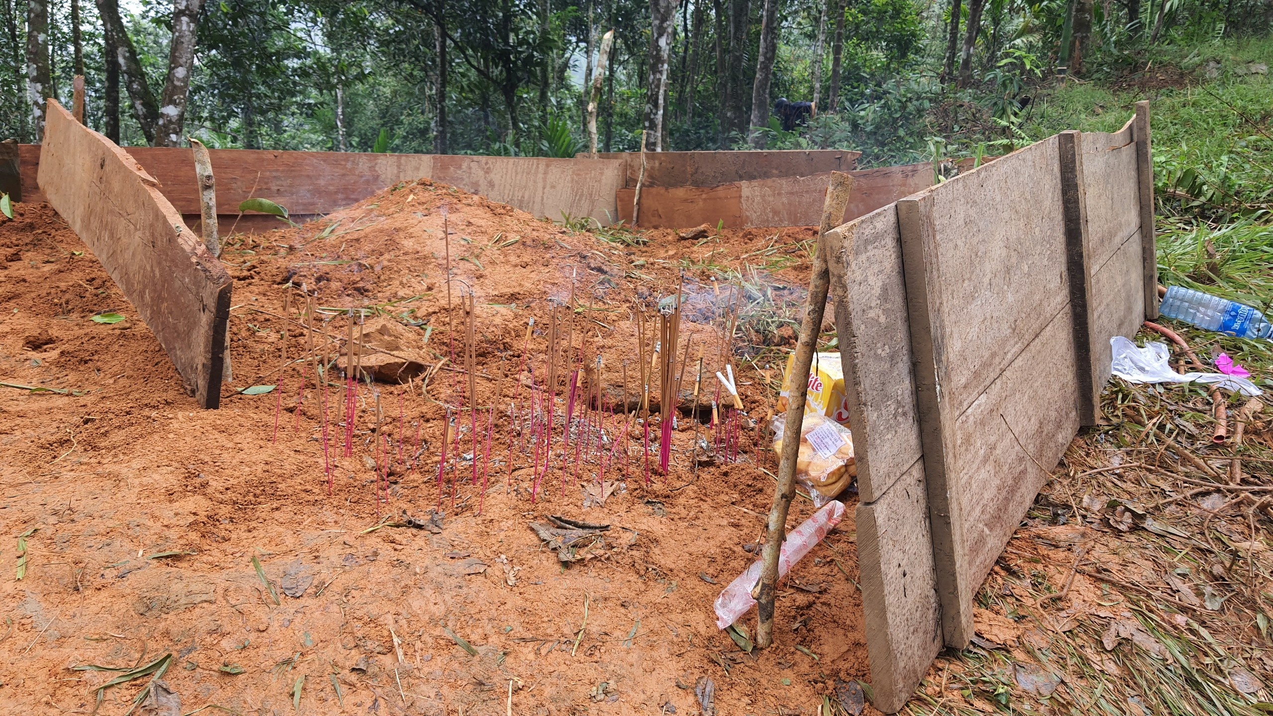 Sat lo o xa Tra Mai, mot nguoi mat tich hinh anh