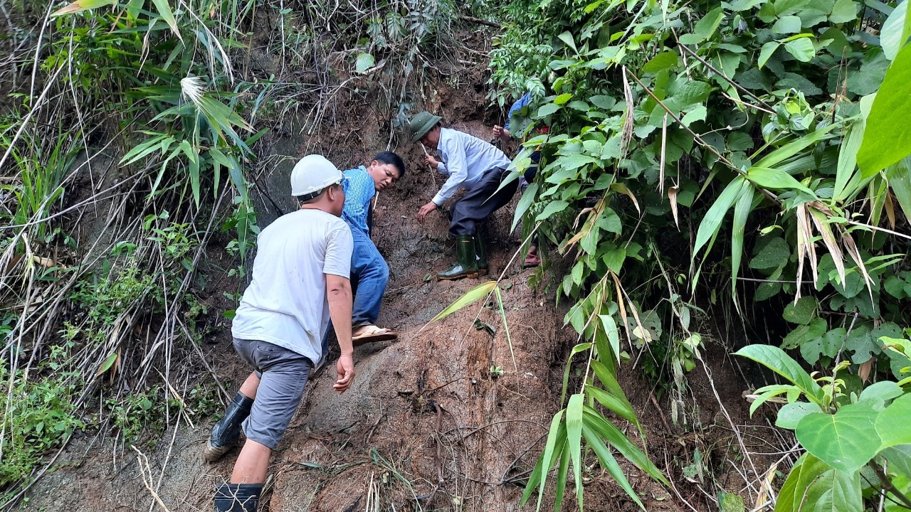 Hang chuc cong nhan du day thoat khoi vung co lap o Phuoc Son hinh anh