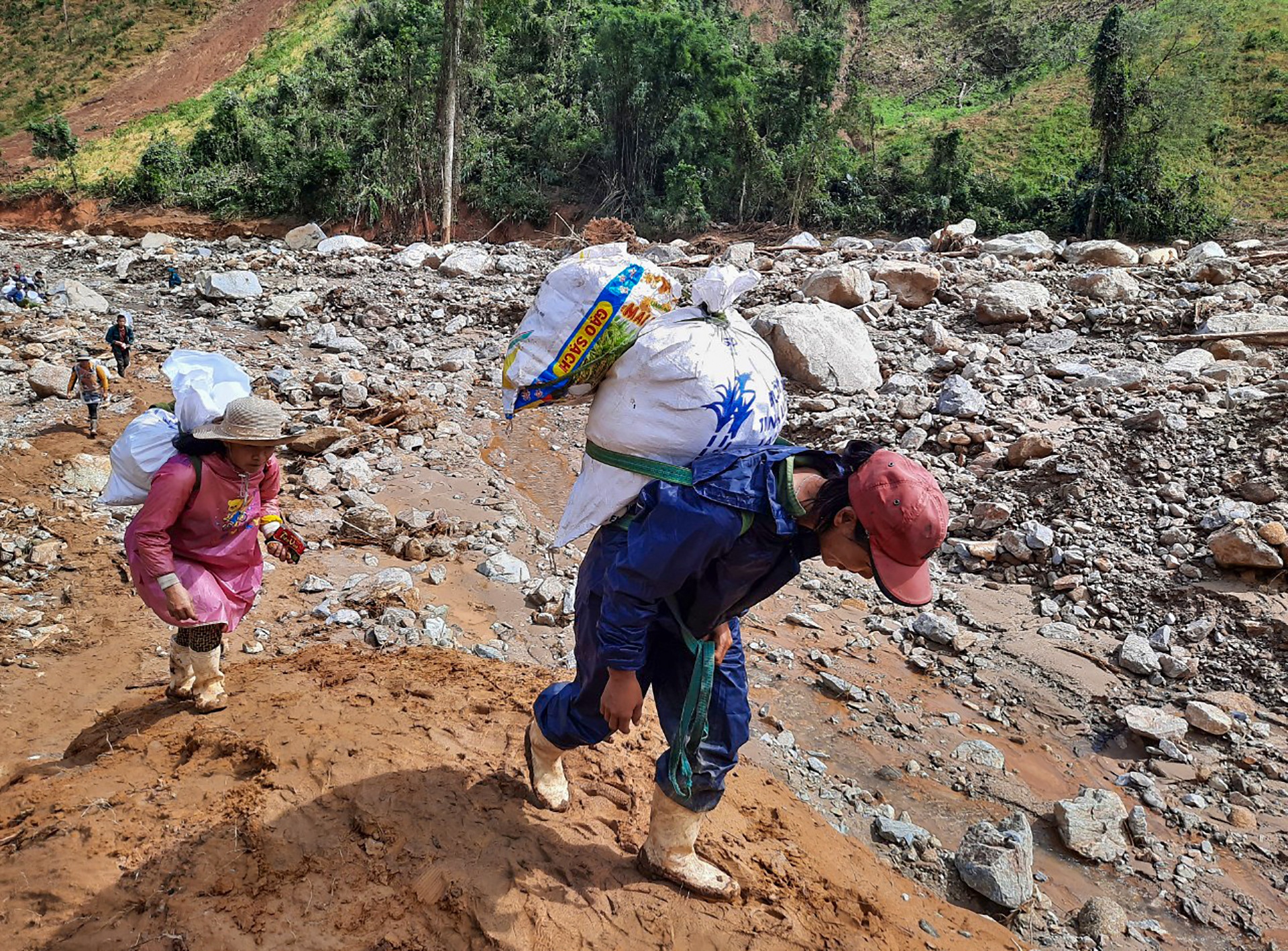 Mo duong tiep can 2 xa bi co lap do sat lo o Phuoc Son hinh anh