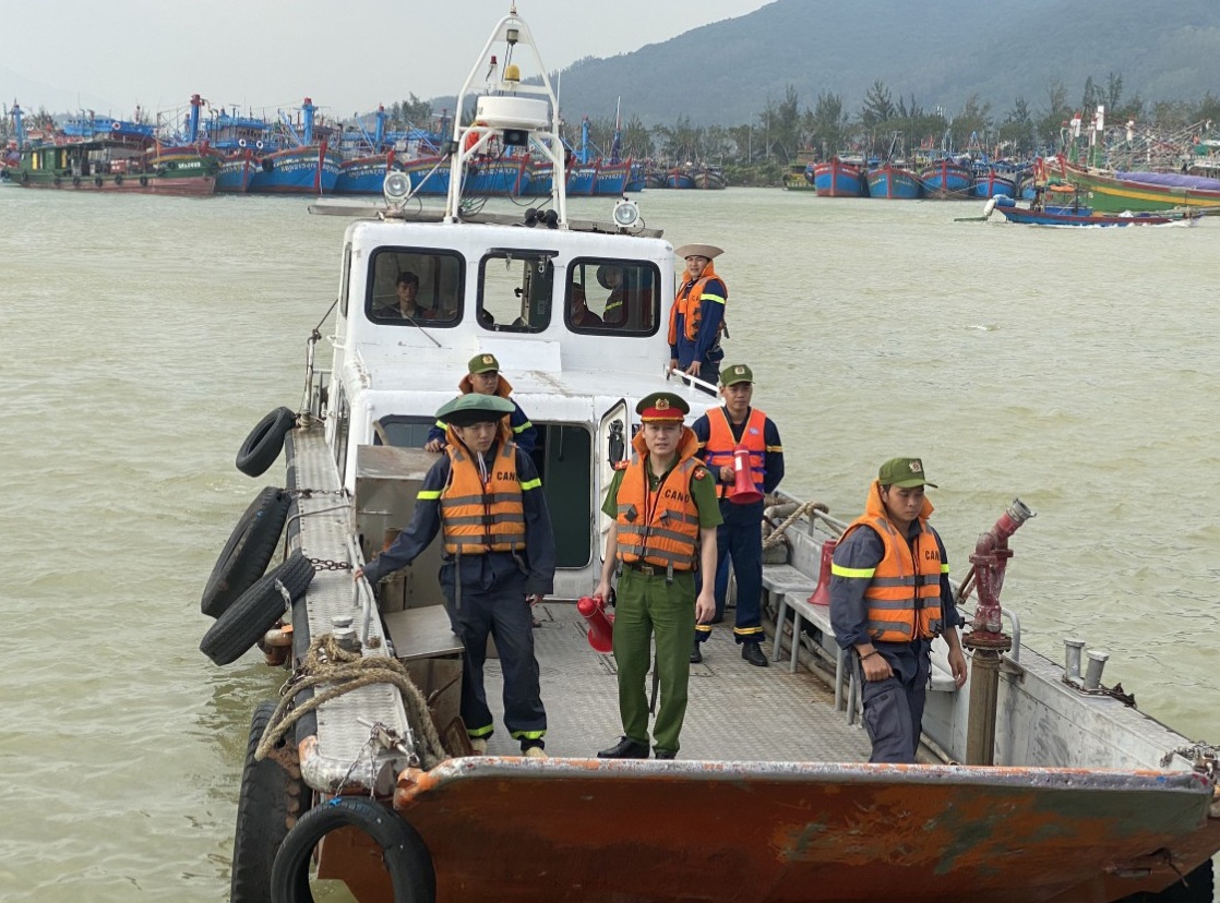 Cong an, quan doi giup dan gia co nha cua truoc gio bao so 13 do bo hinh anh