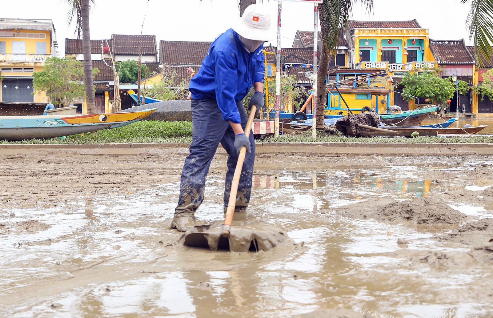 Nguoi dan Hoi An don bun sau bao so 13 hinh anh