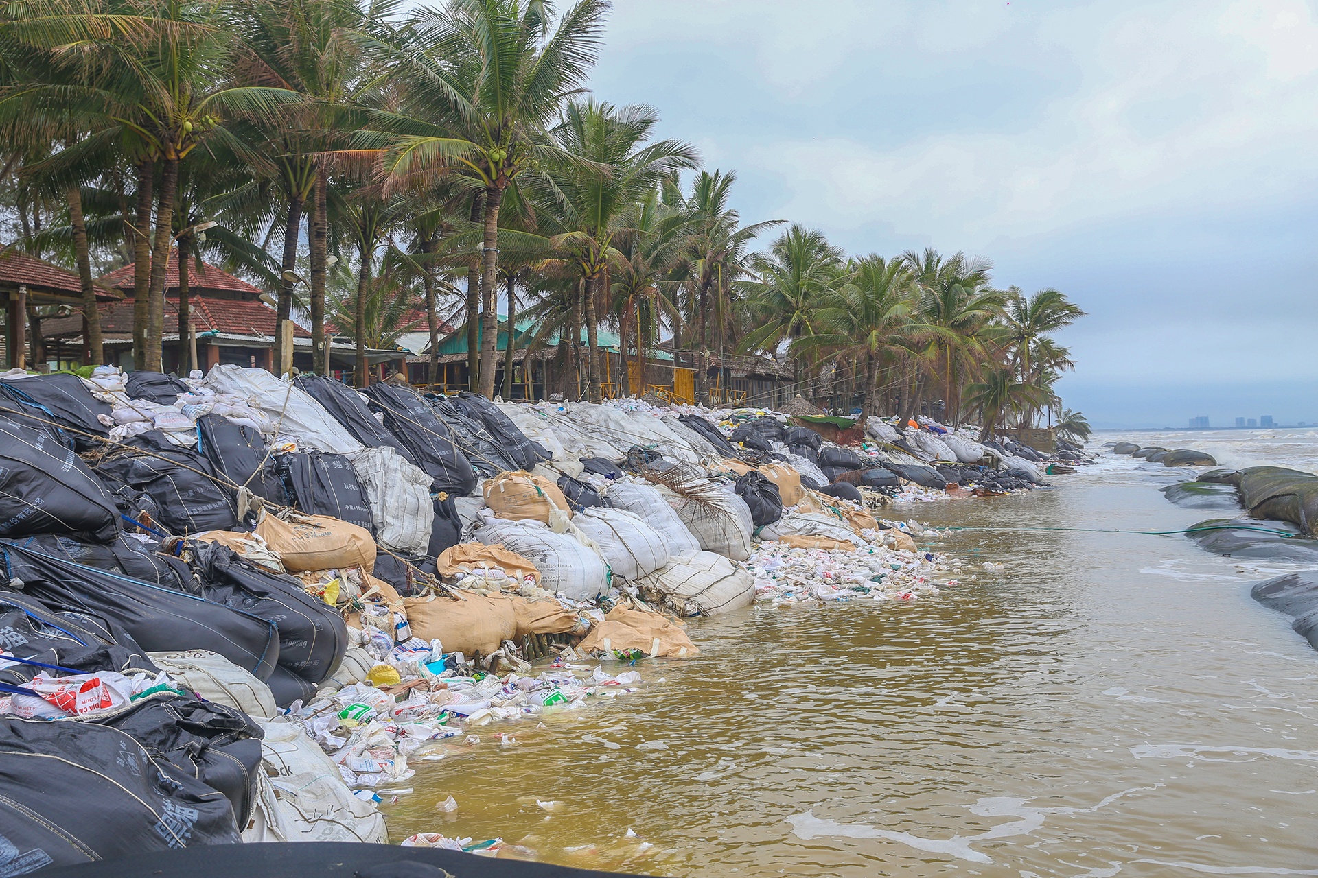 nhà hàng ở Hội An bị sóng cuốn ảnh 10 nha hang o Hoi An bi song cuon anh 10