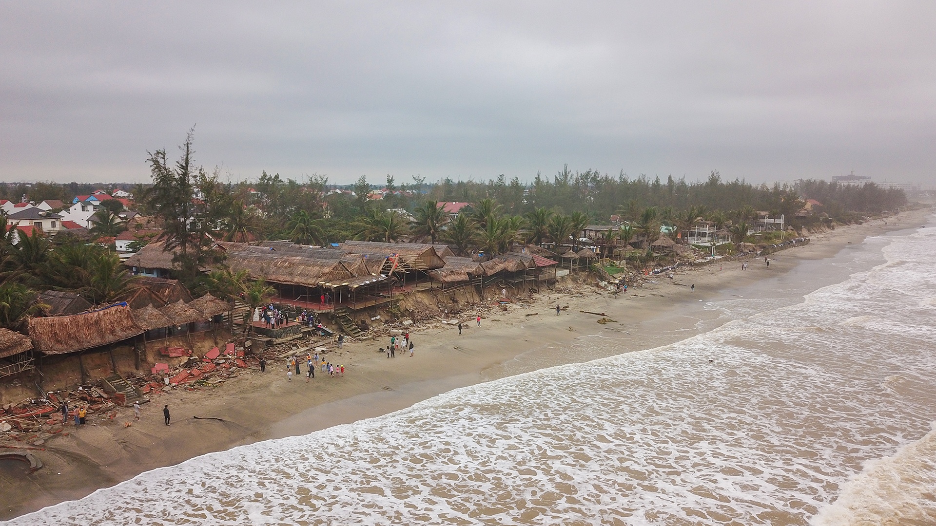 nha hang o Hoi An bi song cuon anh 1