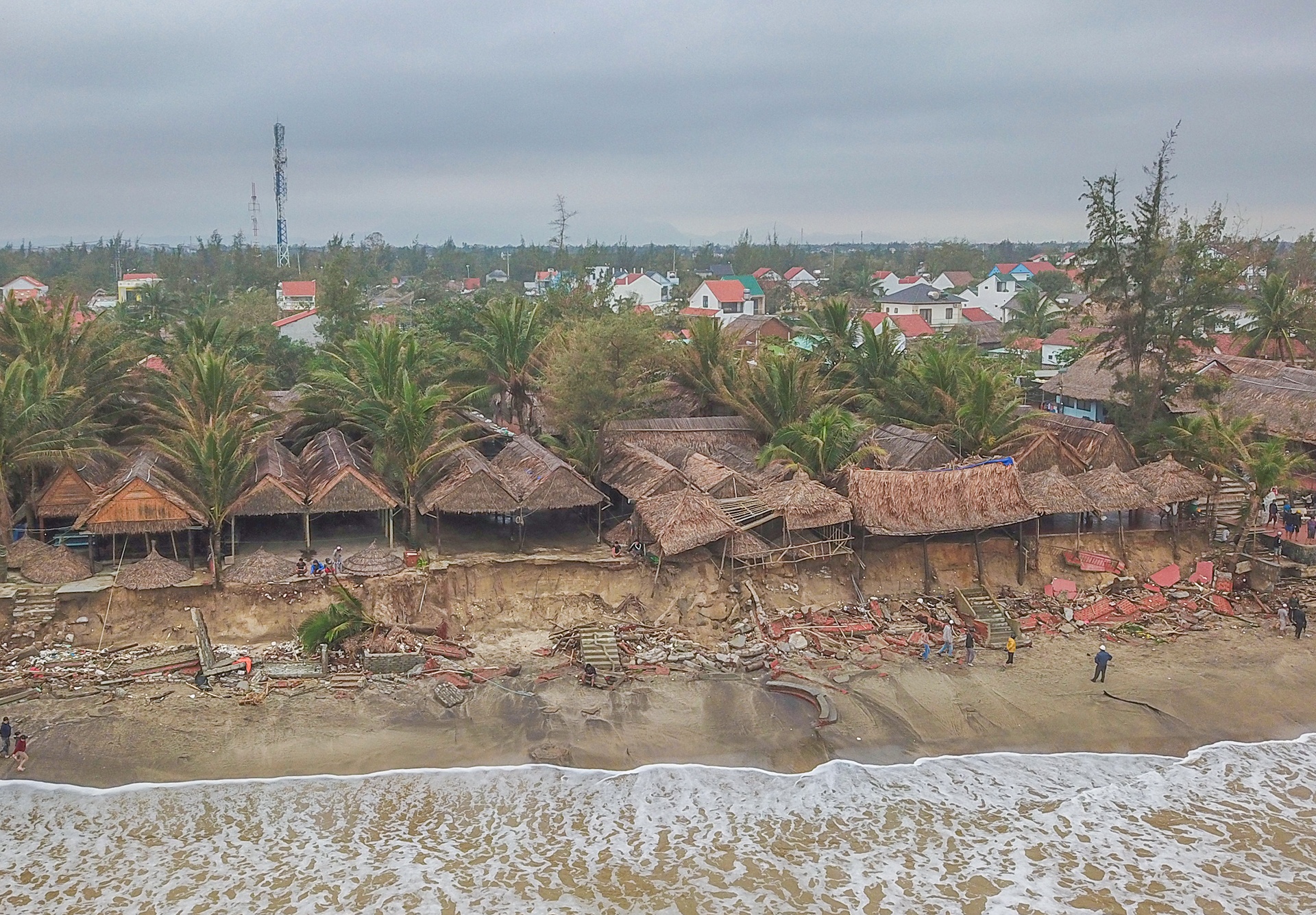 nha hang o Hoi An bi song cuon anh 2