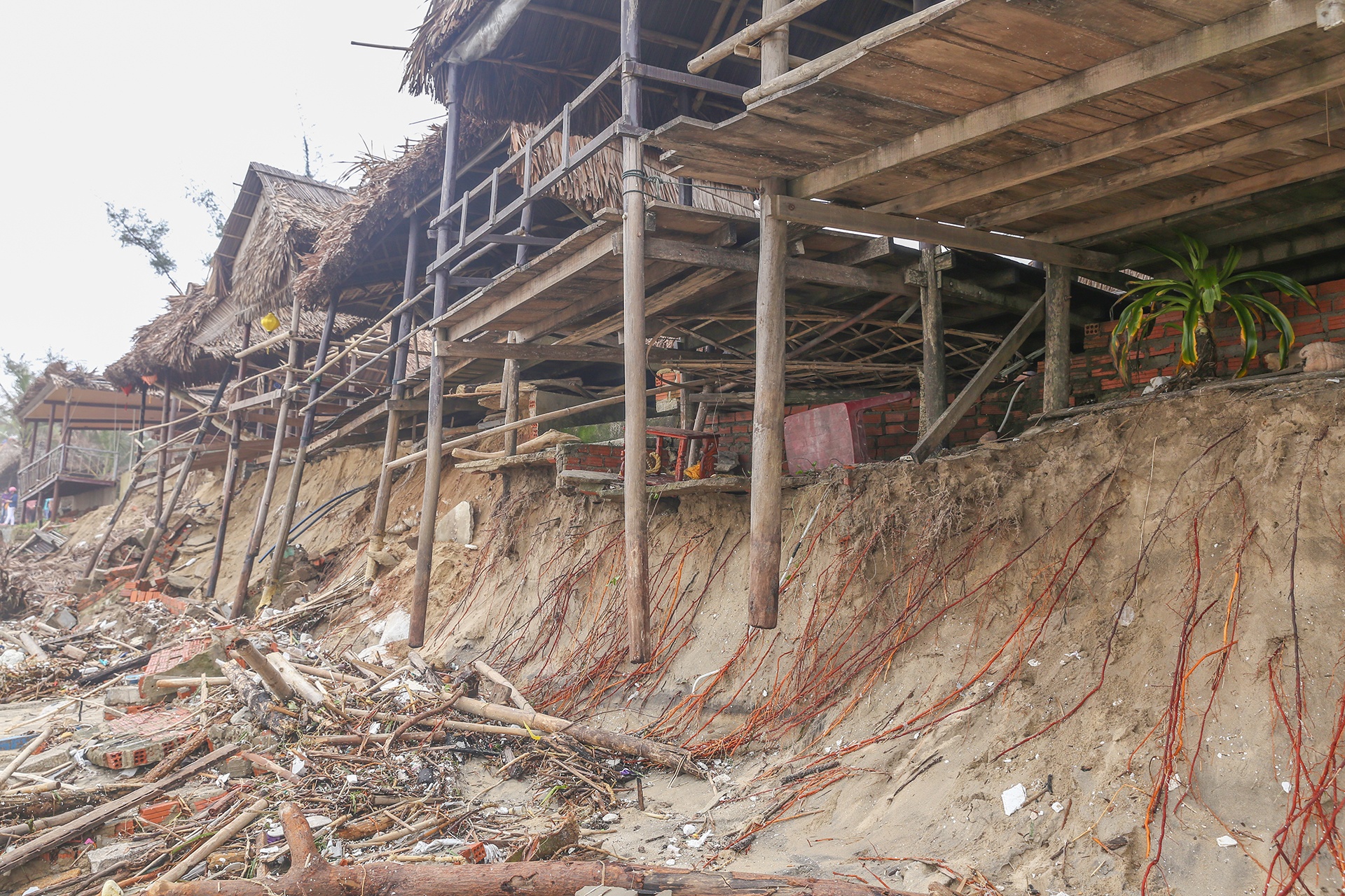 nha hang o Hoi An bi song cuon anh 7