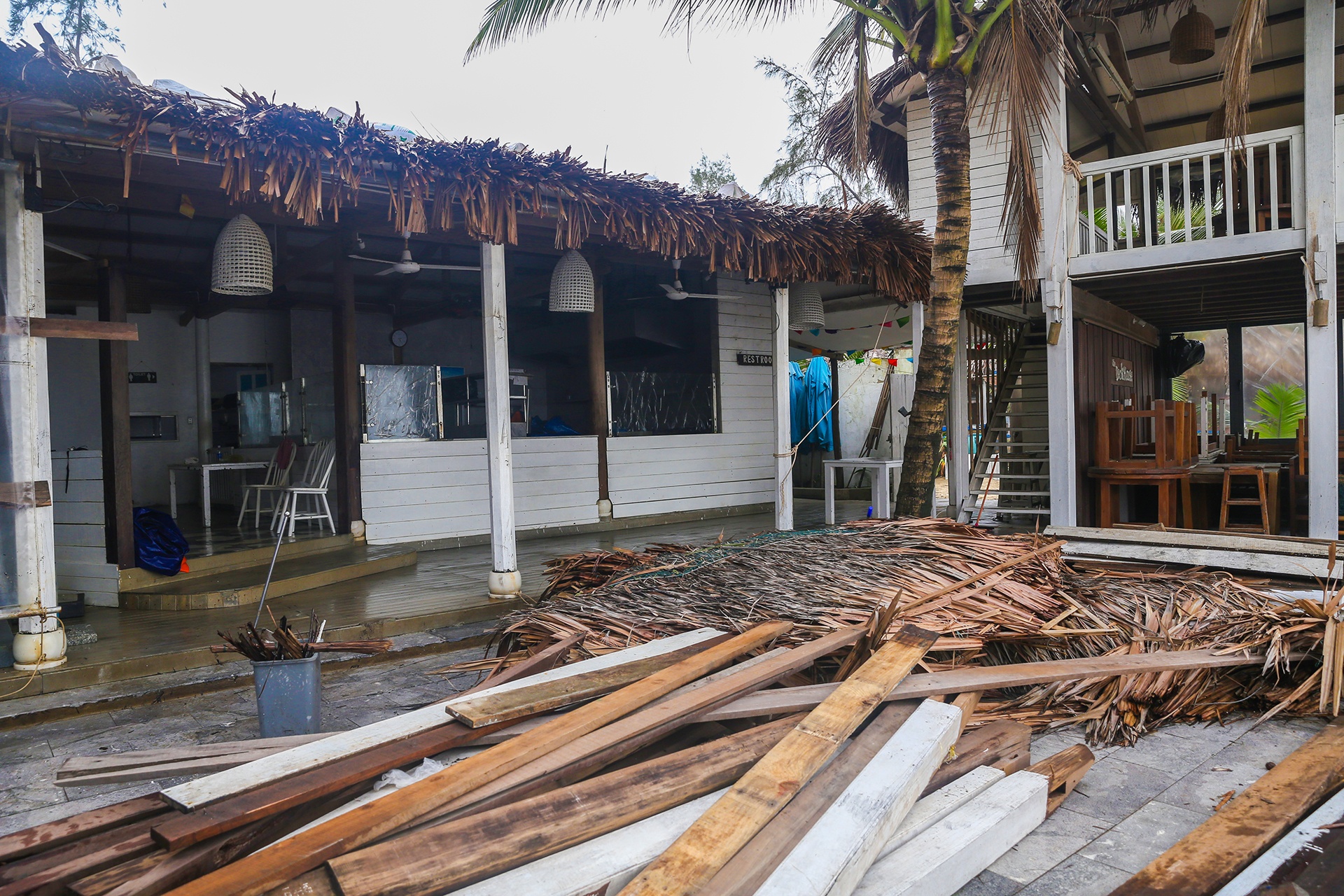 nha hang o Hoi An bi song cuon anh 8