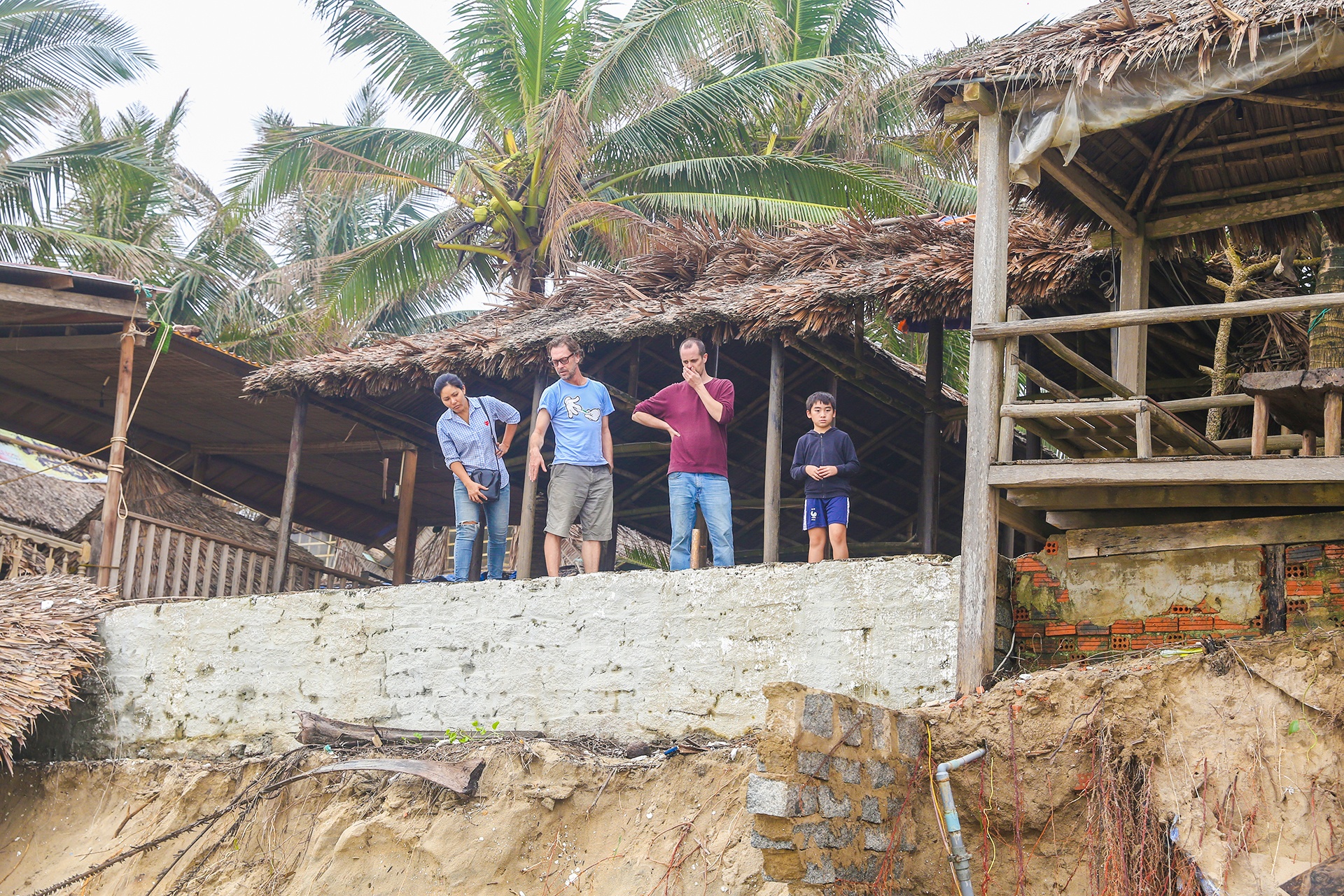nha hang o Hoi An bi song cuon anh 5