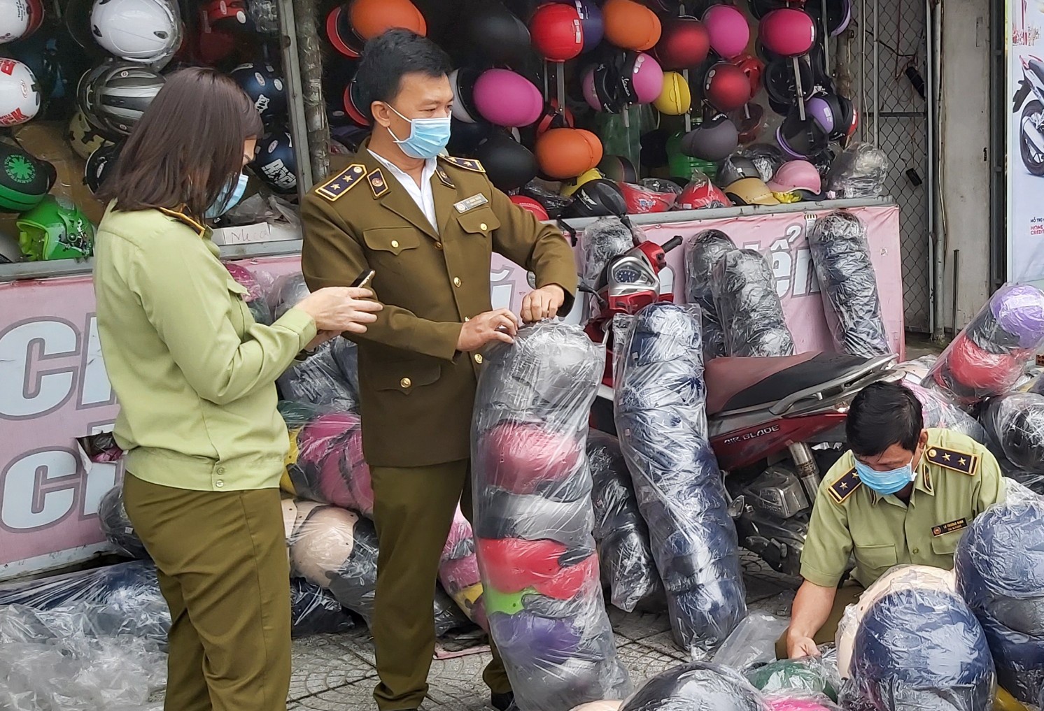 Tich thu hang tram mu bao hiem gia nhan hieu hinh anh