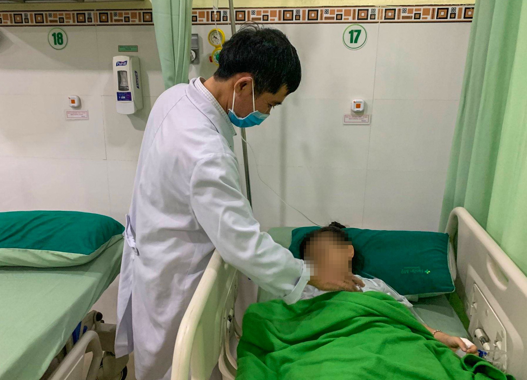 Cháu bé nuốt đồng xu vào bụng ảnh 1 Chau be nuot dong xu vao bung anh 1