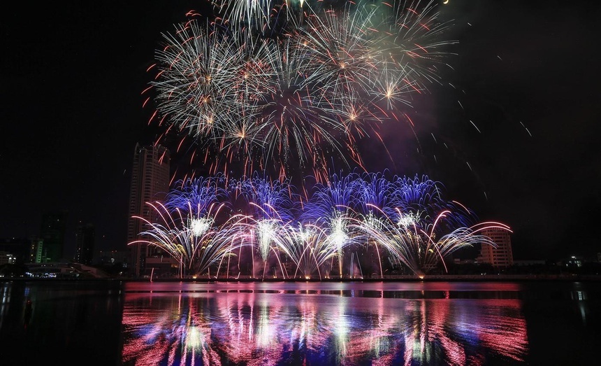 Da Nang ban phao hoa giao thua Tet Tan Suu 2021 hinh anh