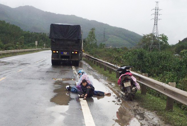 Hai me con gao khoc ben thi the nguoi dan ong tu nan giua duong hinh anh