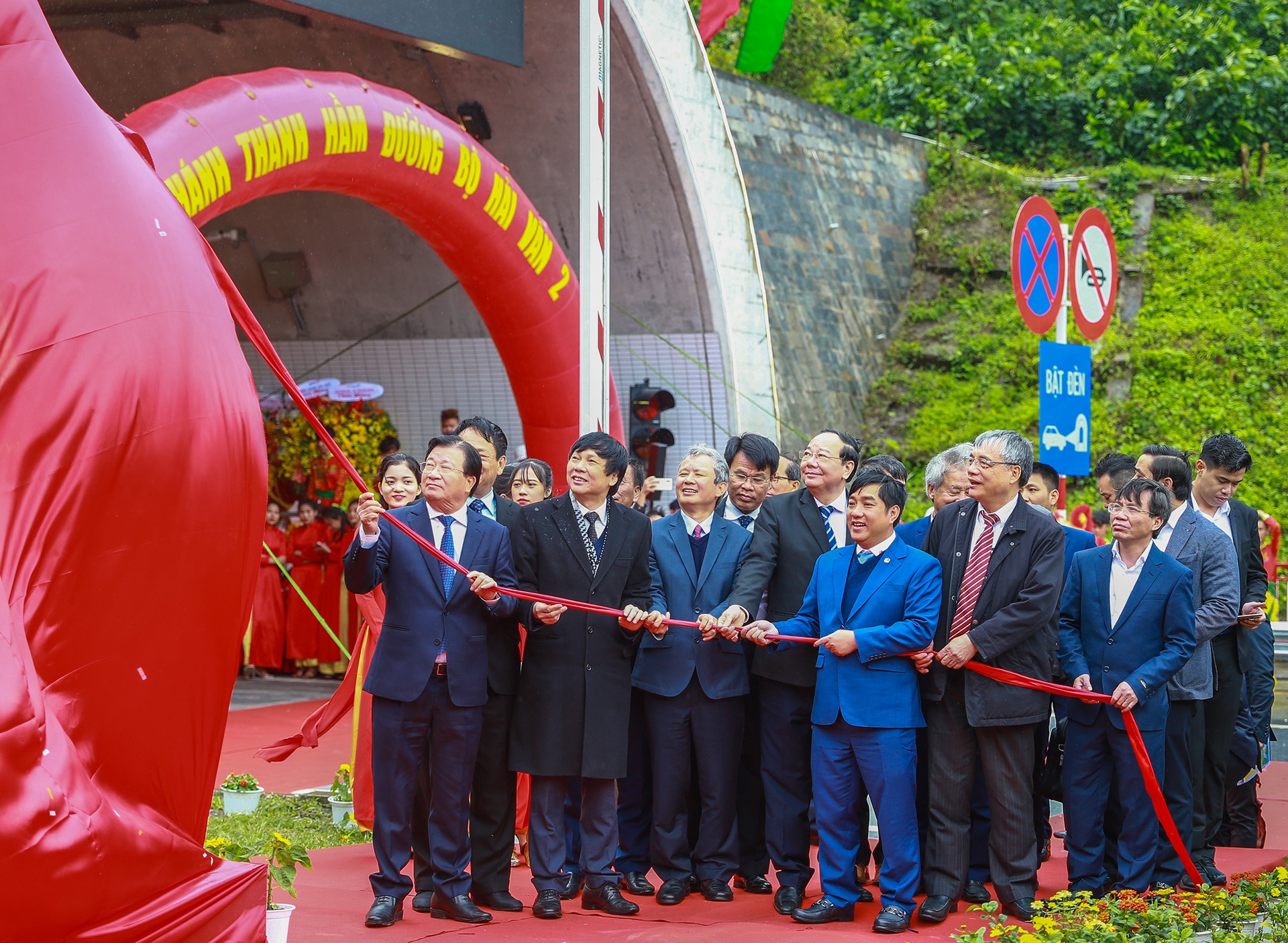 Thong xe ham Hai Van 2 anh 1