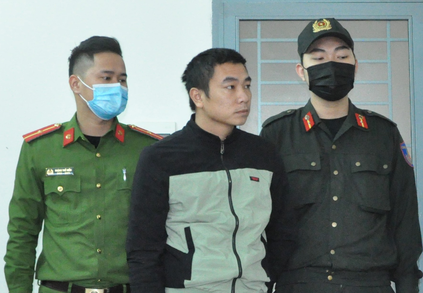 Khoi to 2 tai xe van chuyen nhom nhap canh trai phep hinh anh