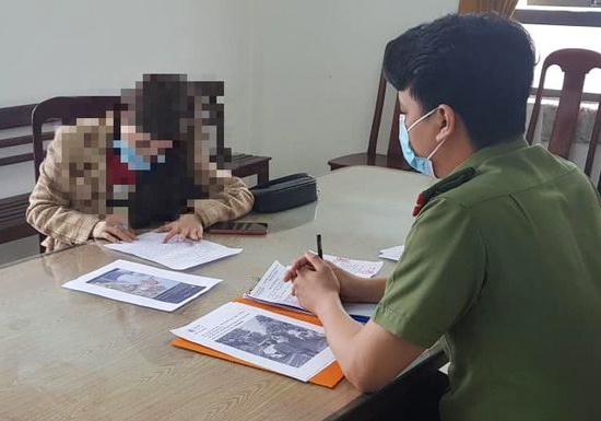 Nguoi phu nu xuc pham cong an bi phat 15 trieu hinh anh