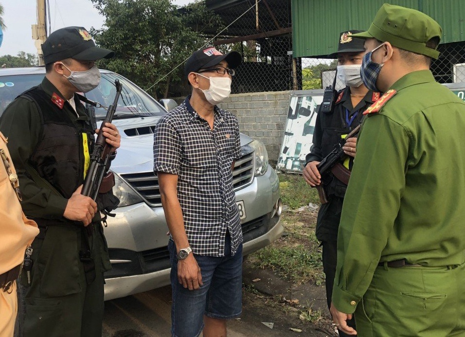 Khoi to tai xe cho nguoi Trung Quoc nhap canh trai phep hinh anh