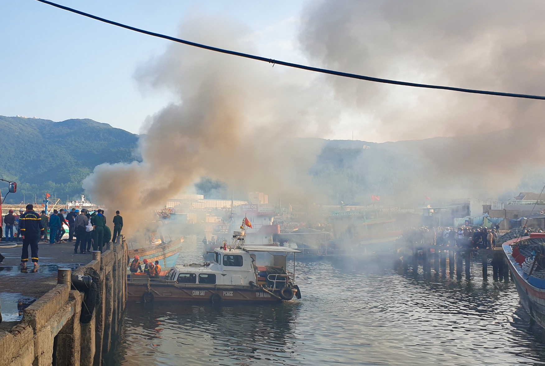 Chay lon tai au thuyen Da Nang, 3 tau ca bi thieu rui hinh anh