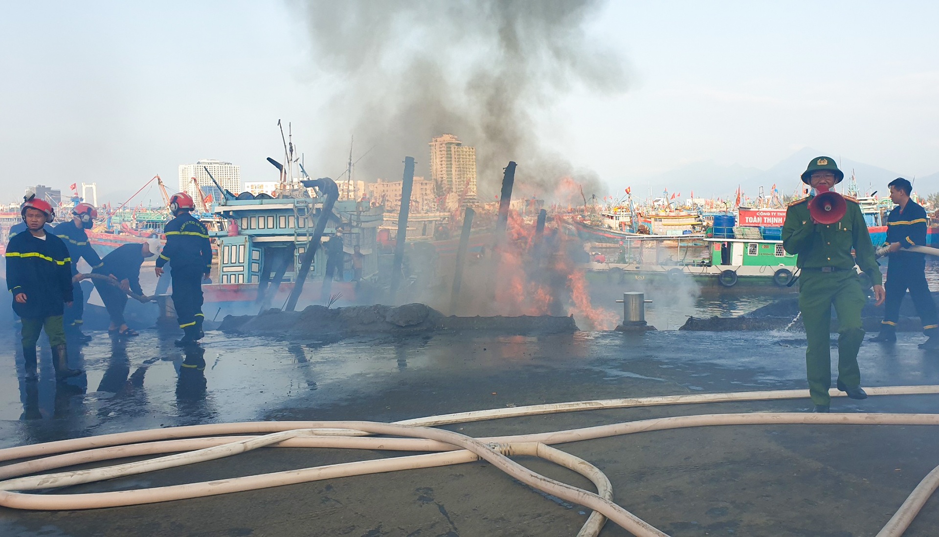 Chay 3 tau ca o Da Nang anh 2