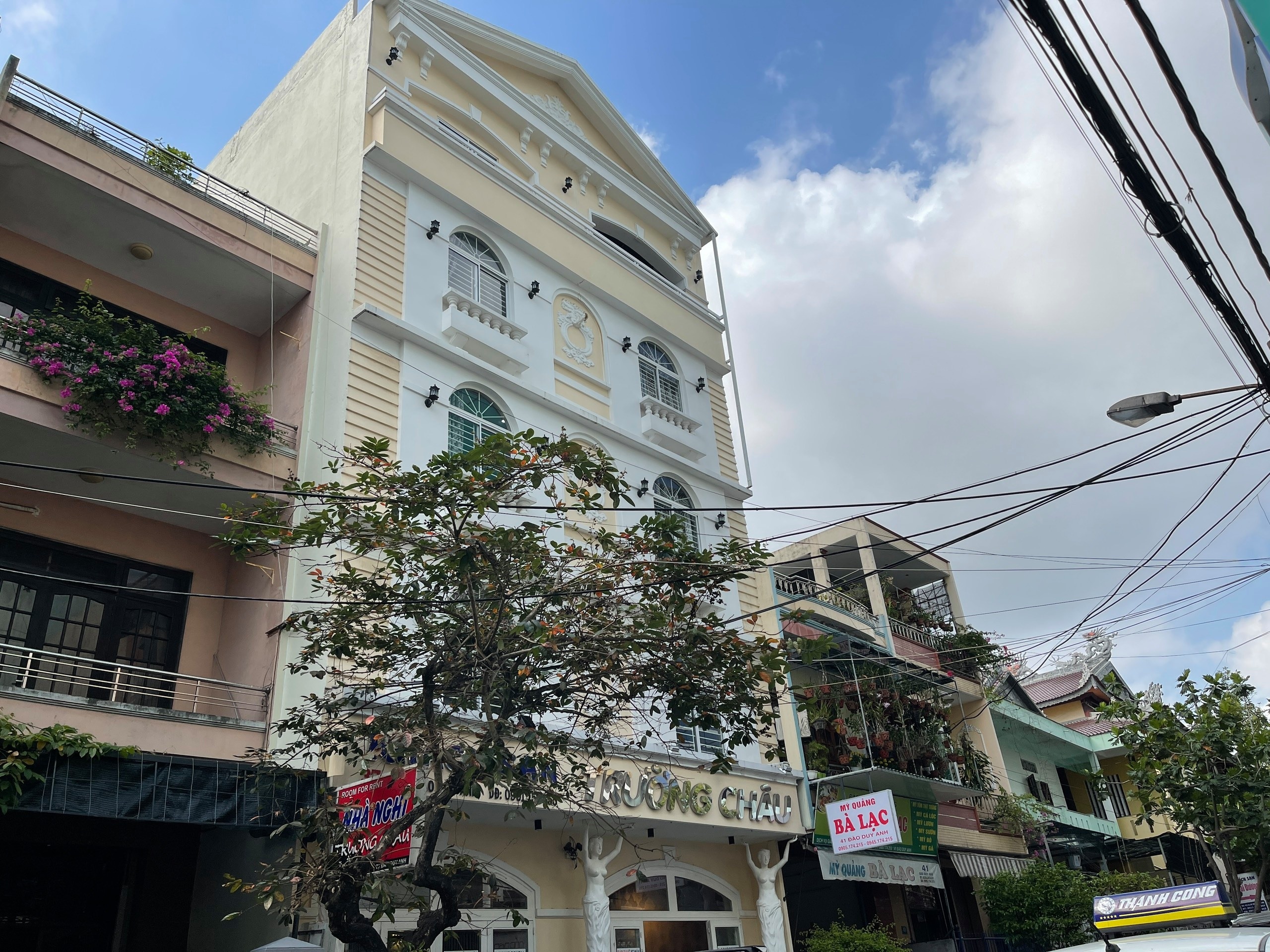 Hai nguoi dan ong tu vong trong khach san hinh anh