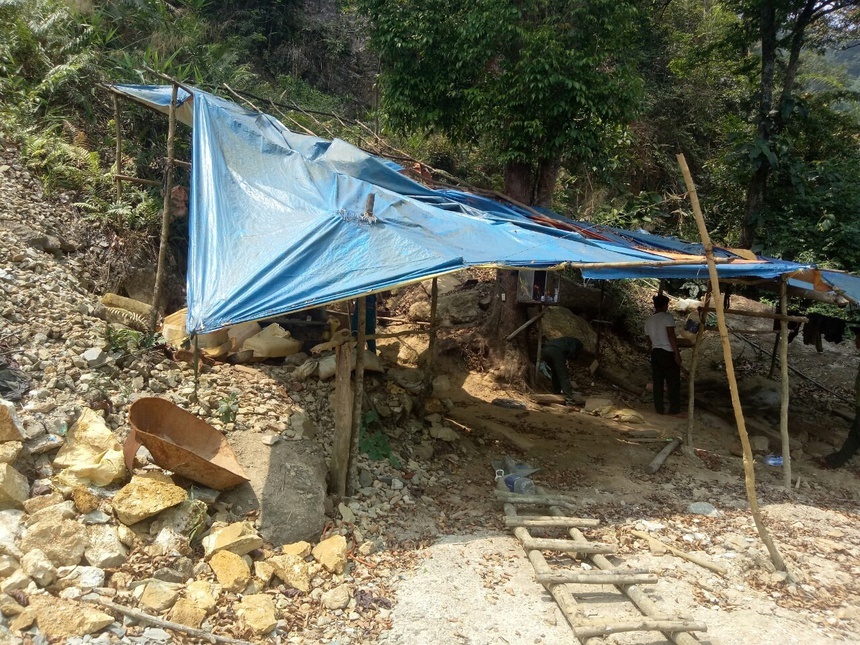 Dung thuoc no pha 29 ham khai thac vang trai phep hinh anh