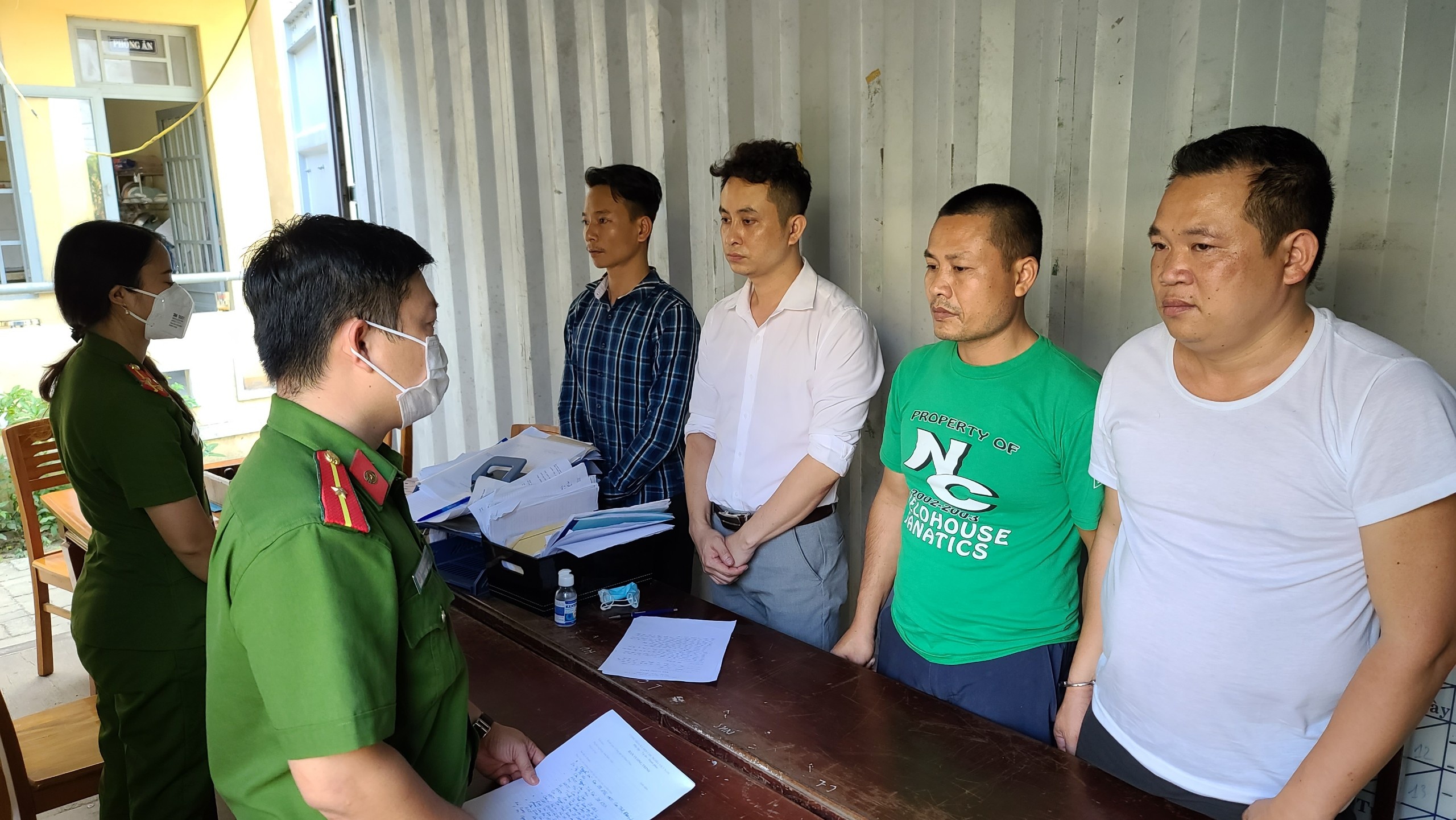 Bat nhom nguoi nghi lua dao bang hinh thuc ban hang da cap hinh anh