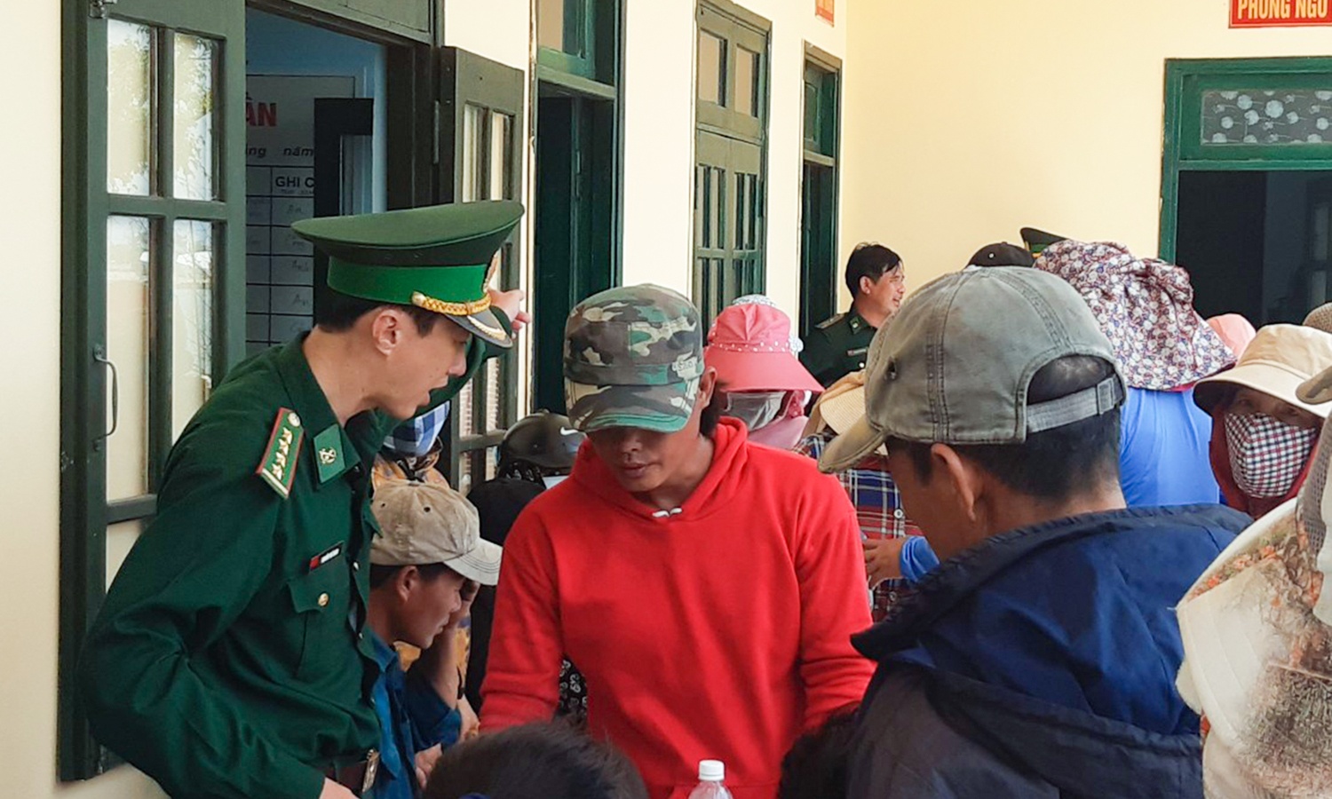 Nguoi dan ong cuu thanh cong 47 ngu dan hinh anh