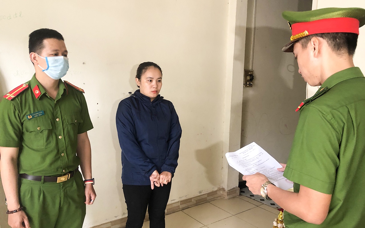 Nu nhan vien VinPro bi khoi to vi chiem doat 38 dien thoai hinh anh