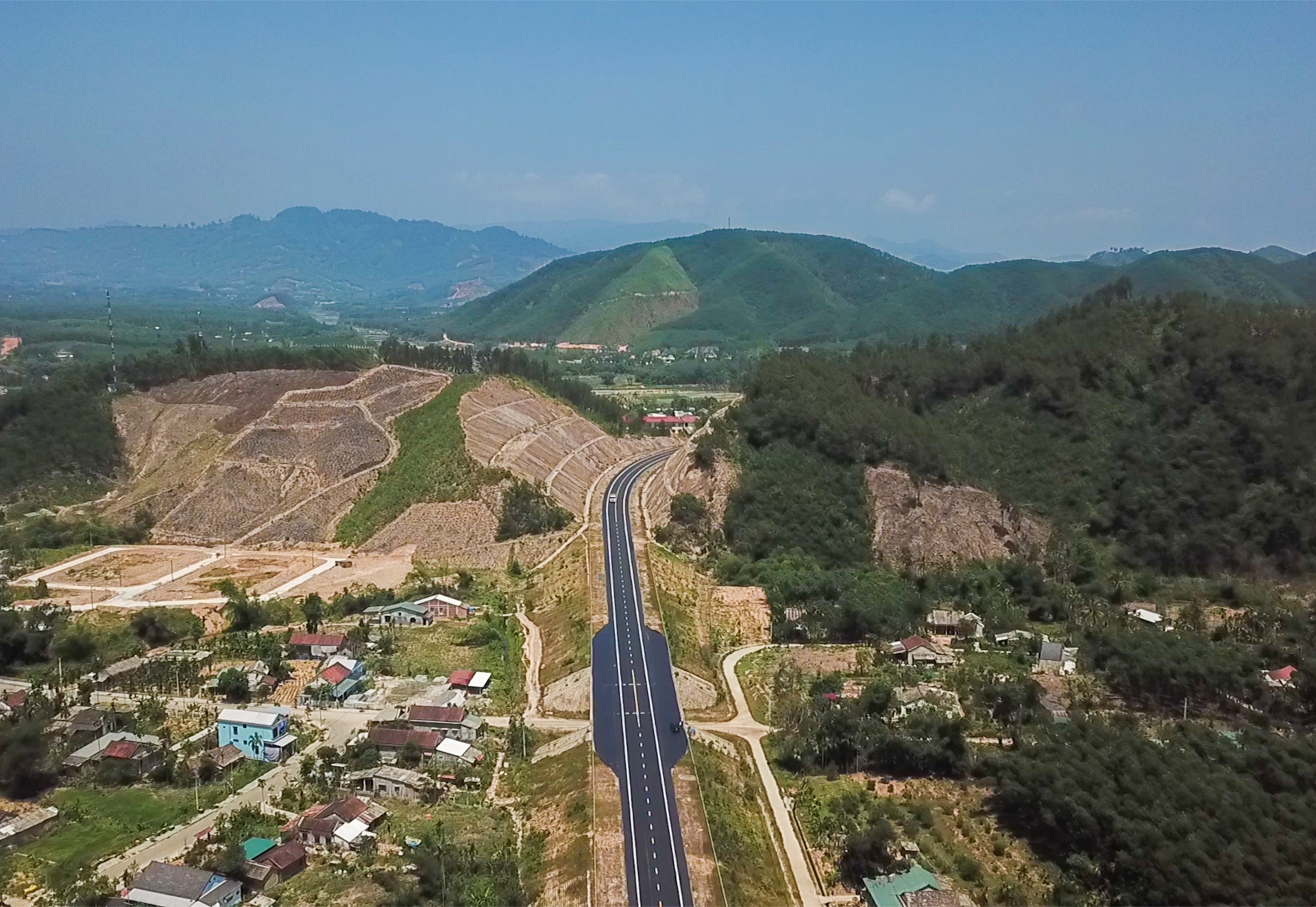 Cao toc noi Da Nang voi tinh Thua Thien - Hue sap ve dich hinh anh