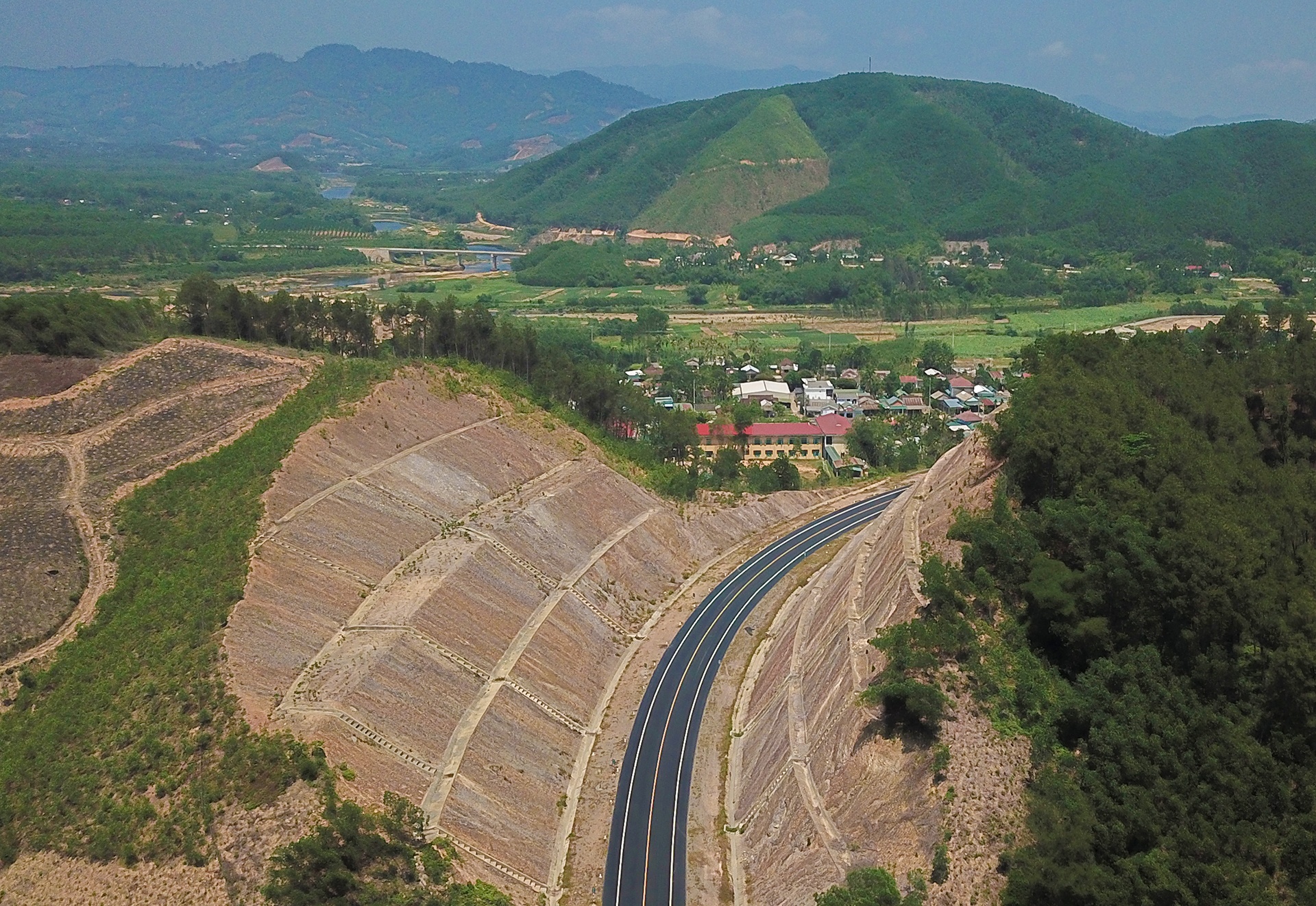 Cao toc La Son - Tuy Loan sap hoan thanh anh 3