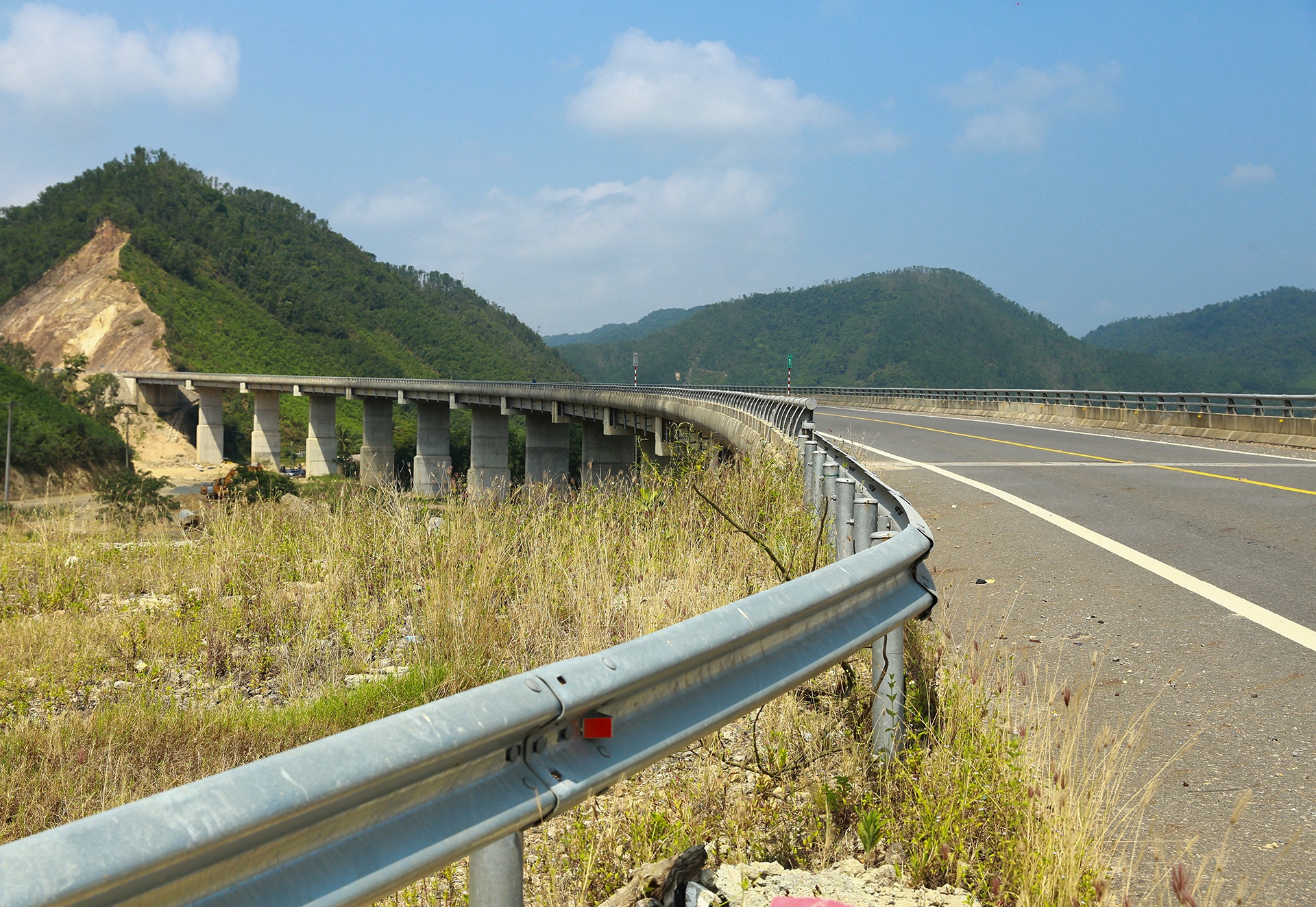 Cao toc La Son - Tuy Loan sap hoan thanh anh 7