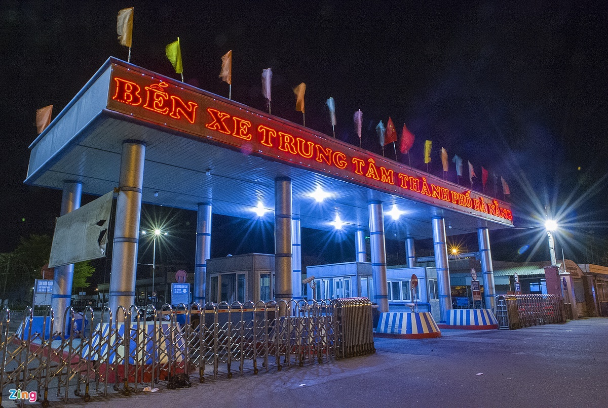 Nhan vien o Da Nang chan xe uu tien thu tien anh 1