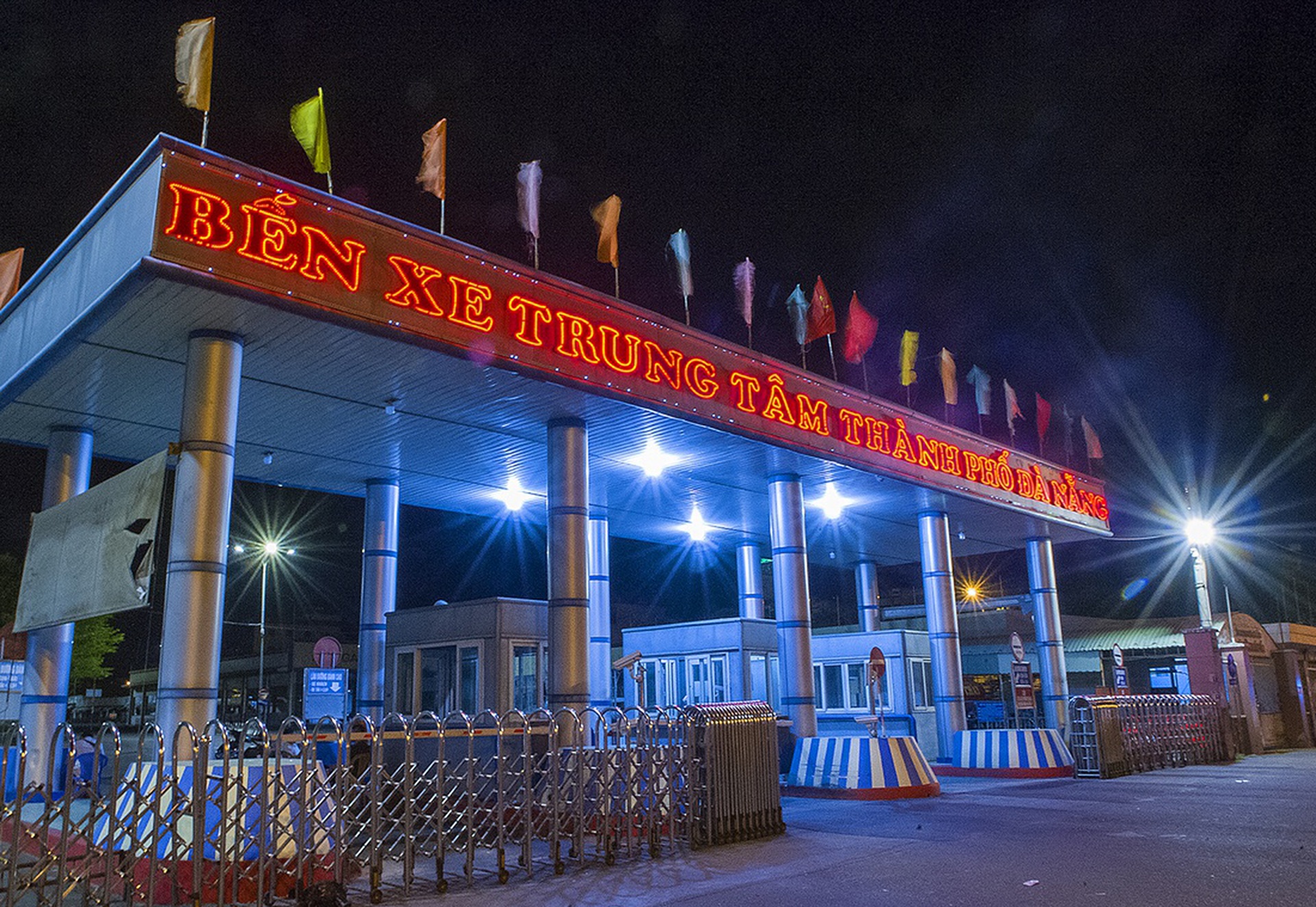 Nhan vien Ben xe Da Nang chan oto cuu thuong thu 10.000 dong hinh anh