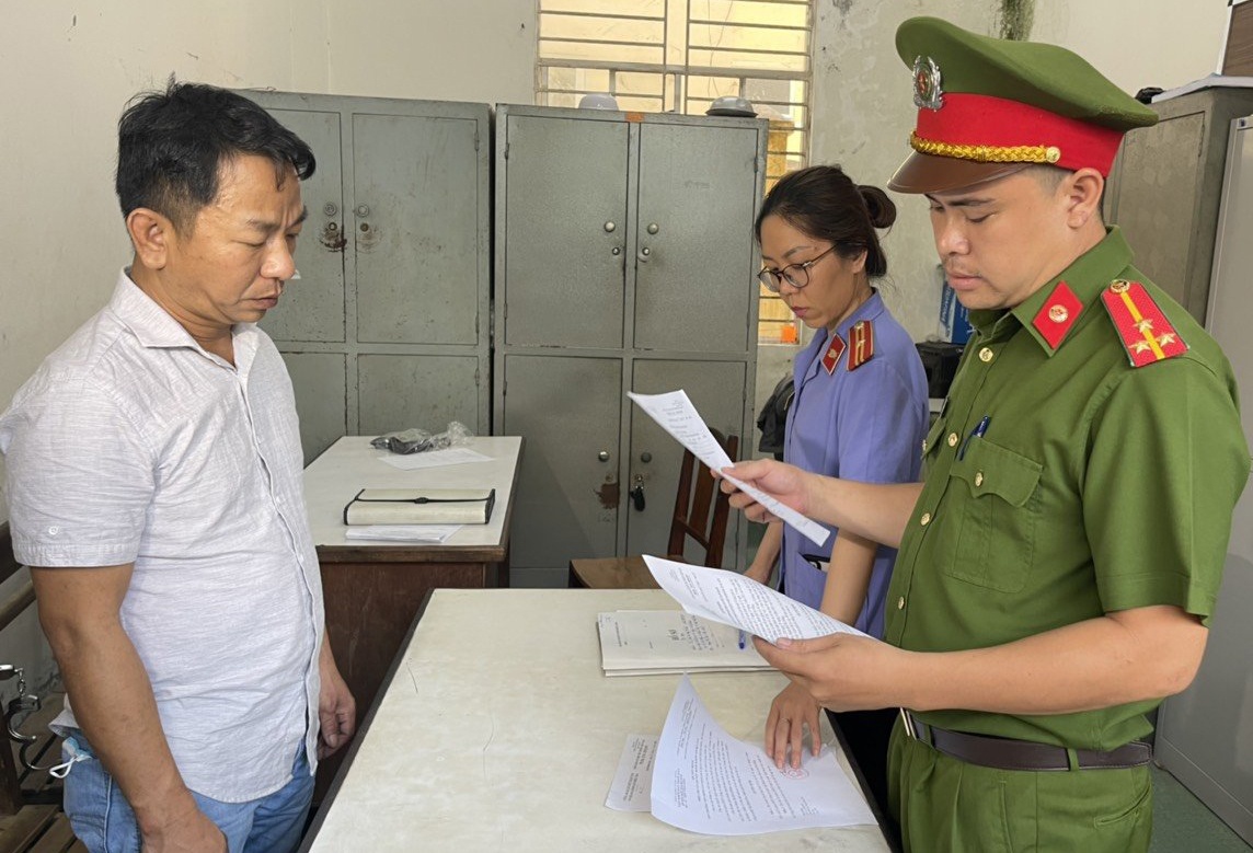 Bắt gã đàn ông thuê người tạt sơn nhà bạn gái ảnh 1 Bat ga dan ong thue nguoi tat son nha ban gai anh 1
