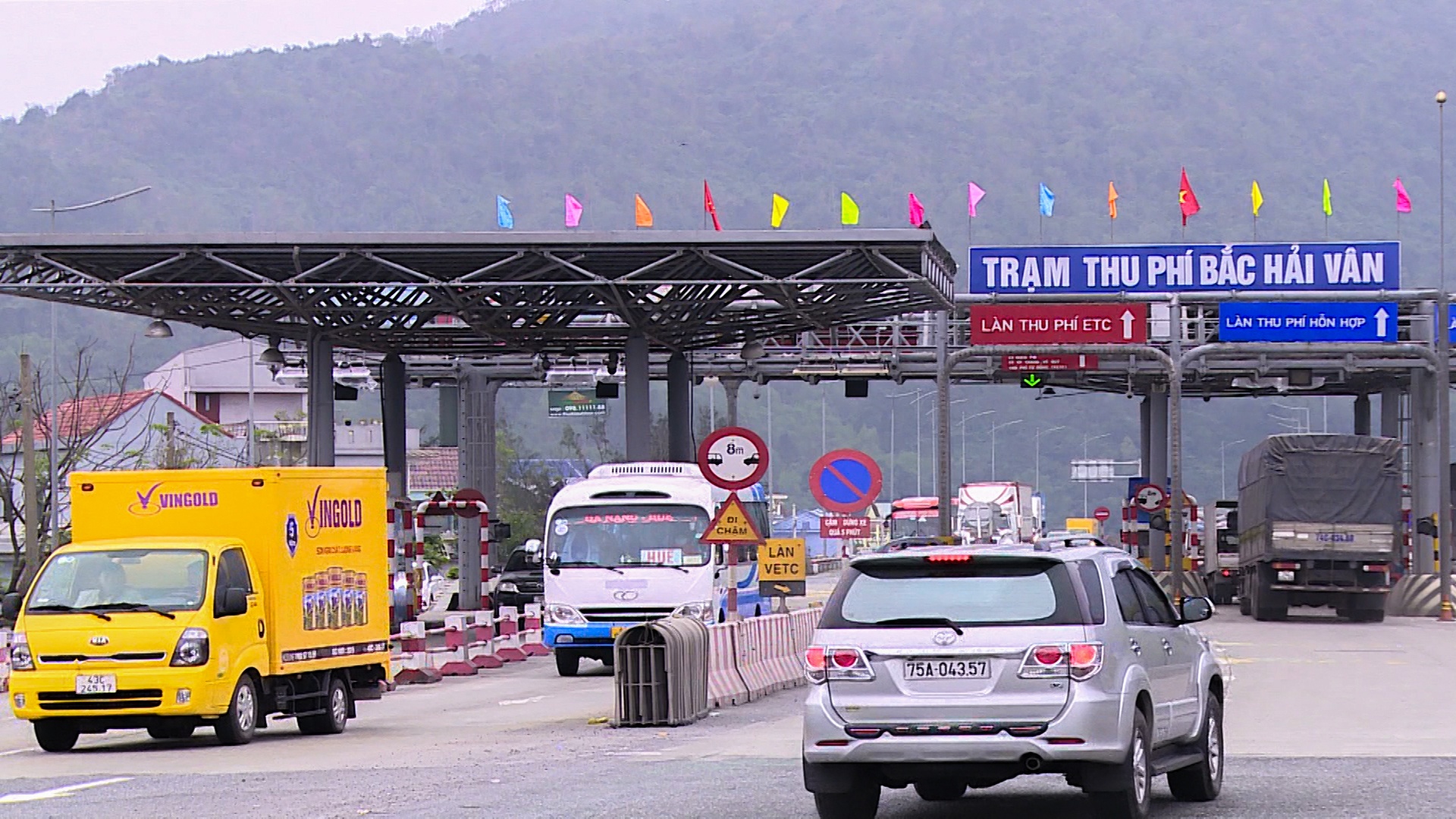 Tang phi qua ham Hai Van, doanh nghiep van tai them lao dao hinh anh