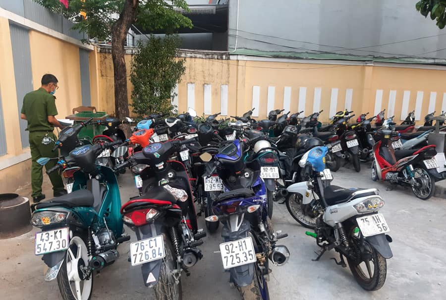 Nhóm thanh niên đua xe trái phép trên đèo Hải Vân ảnh 2 Nhom thanh nien dua xe trai phep tren deo Hai Van anh 2