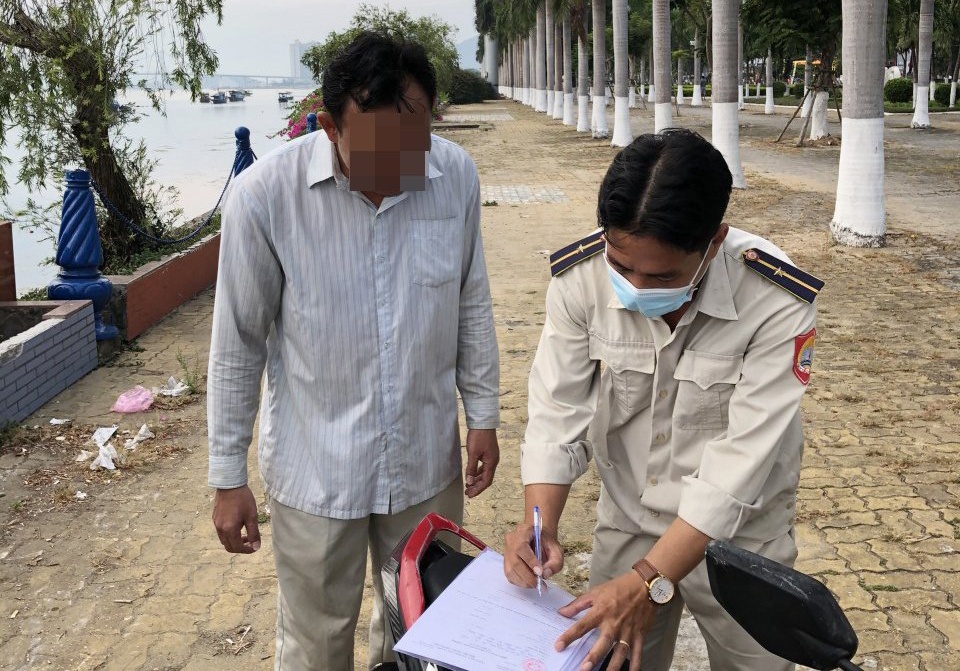 Da Nang xu phat gan 20 nguoi khong mang khau trang khi ra duong hinh anh