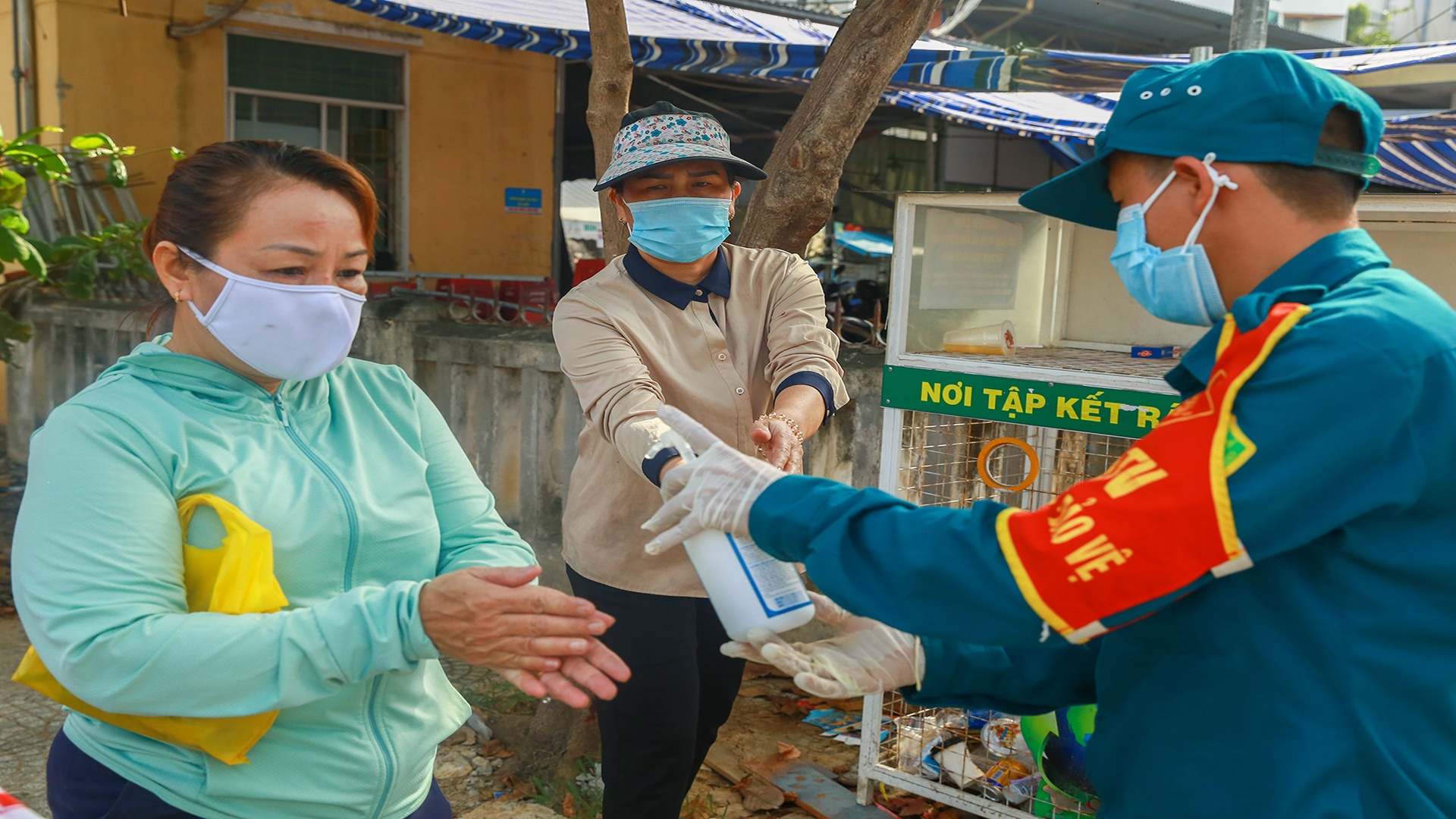Da Nang phong toa mot khu cho anh 5