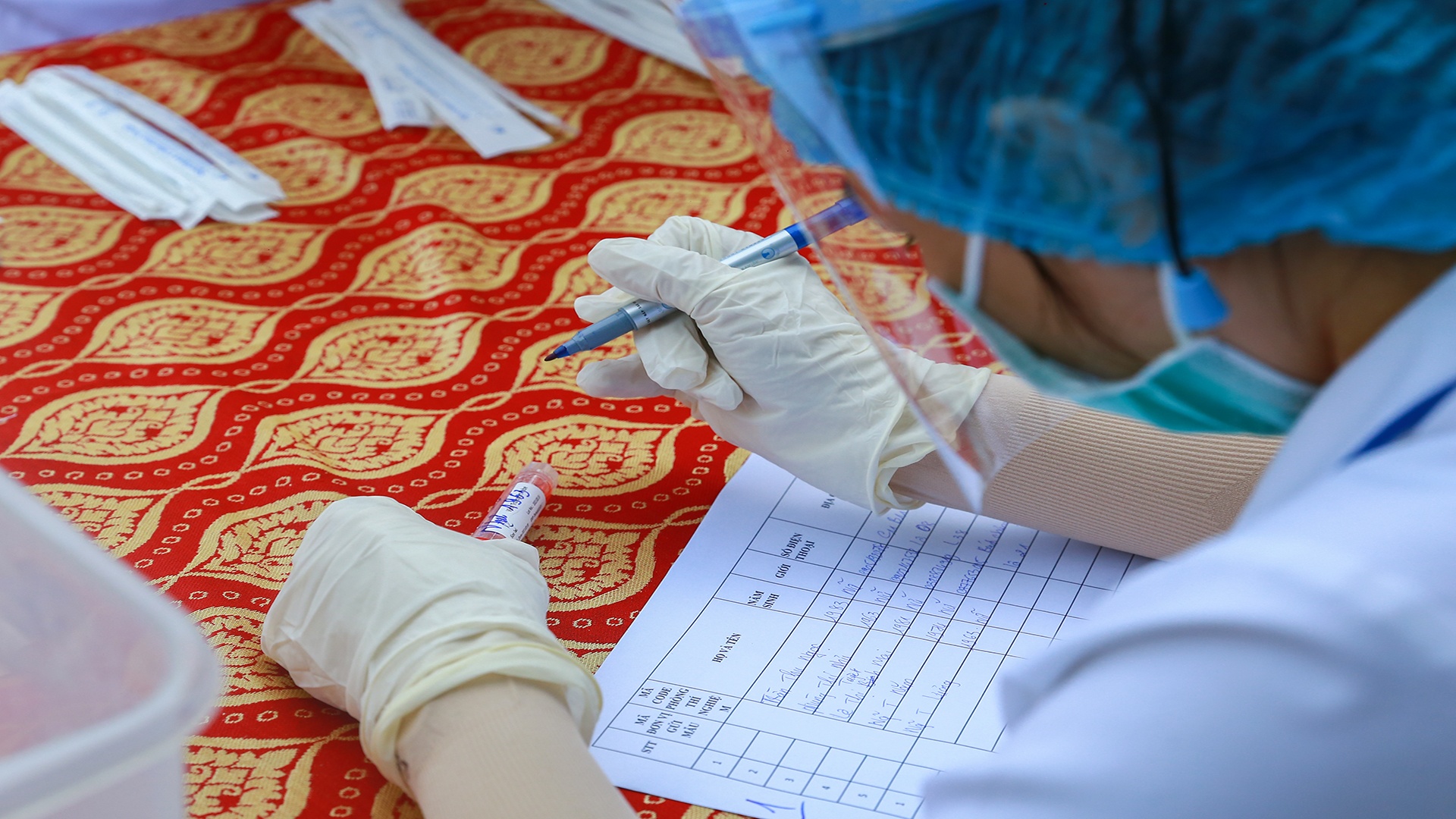 Da Nang uu tien xet nghiem Covid-19 cho nhan vien massage, vu truong hinh anh